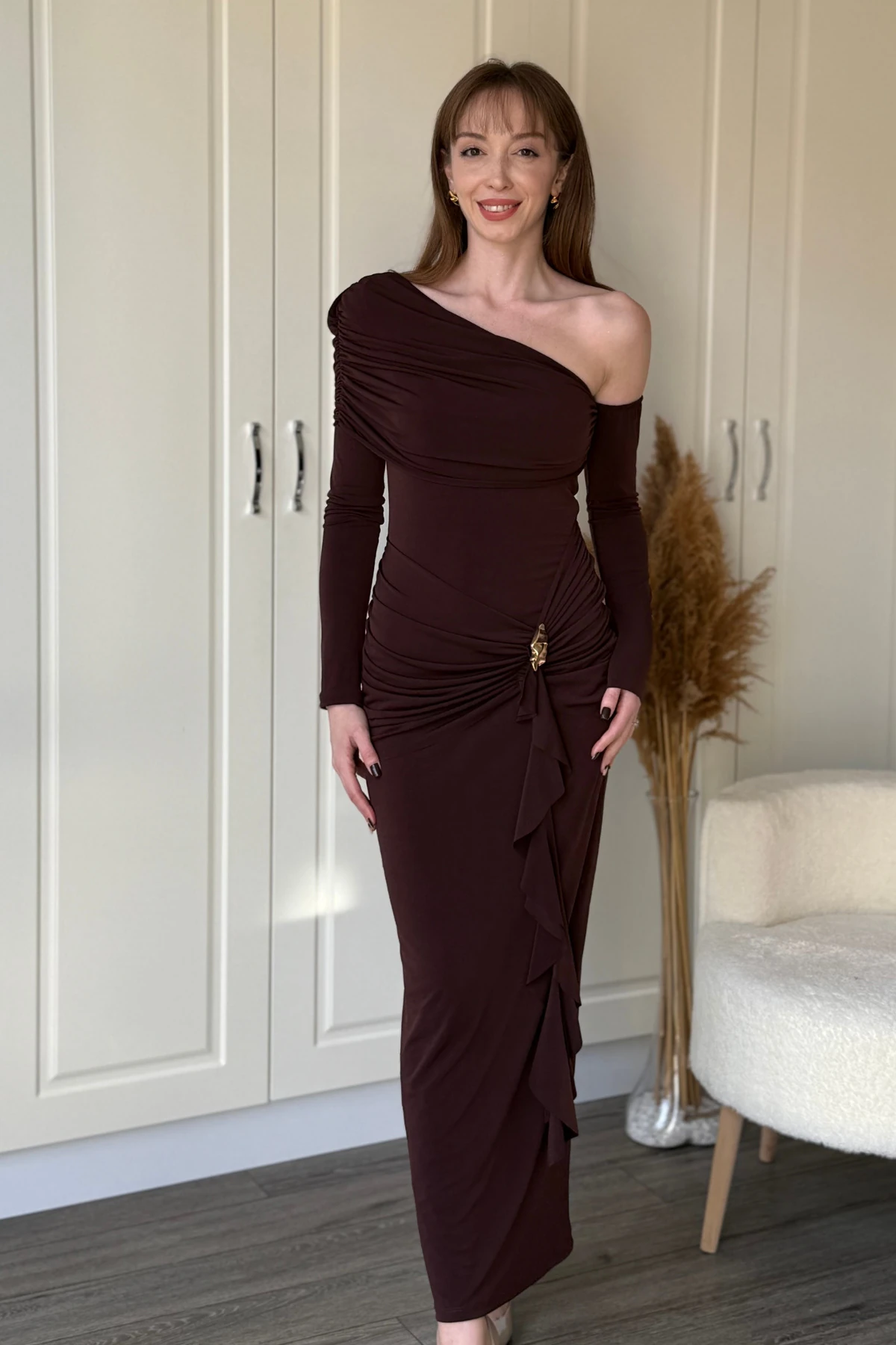 Düşük Omuz Yan Büzgü Aksesuar Detaylı Şık Midi Kahverengi Elbise