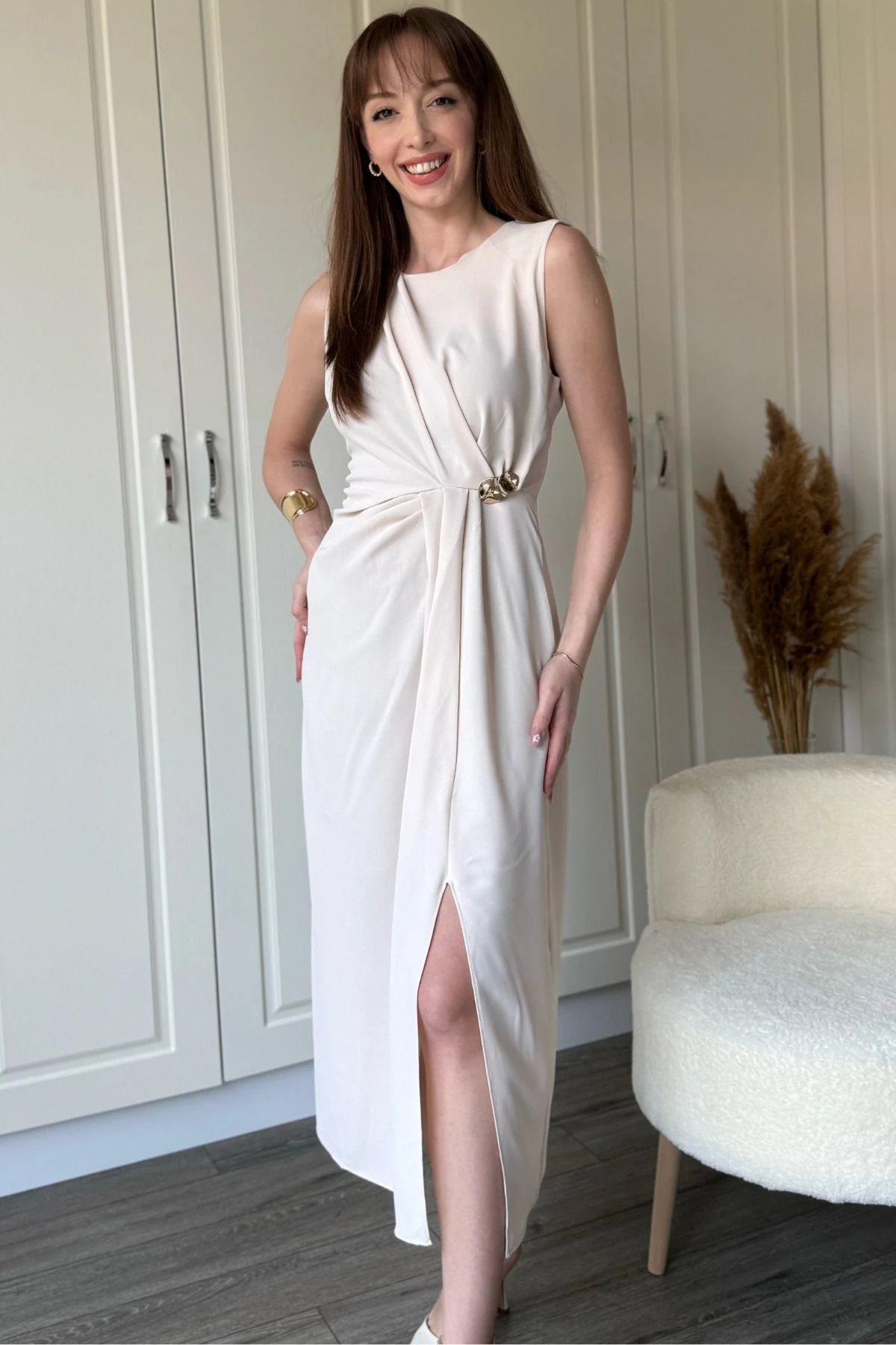 Bej Drapeli Aksesuar Detaylı Yırtmaçlı Elbise