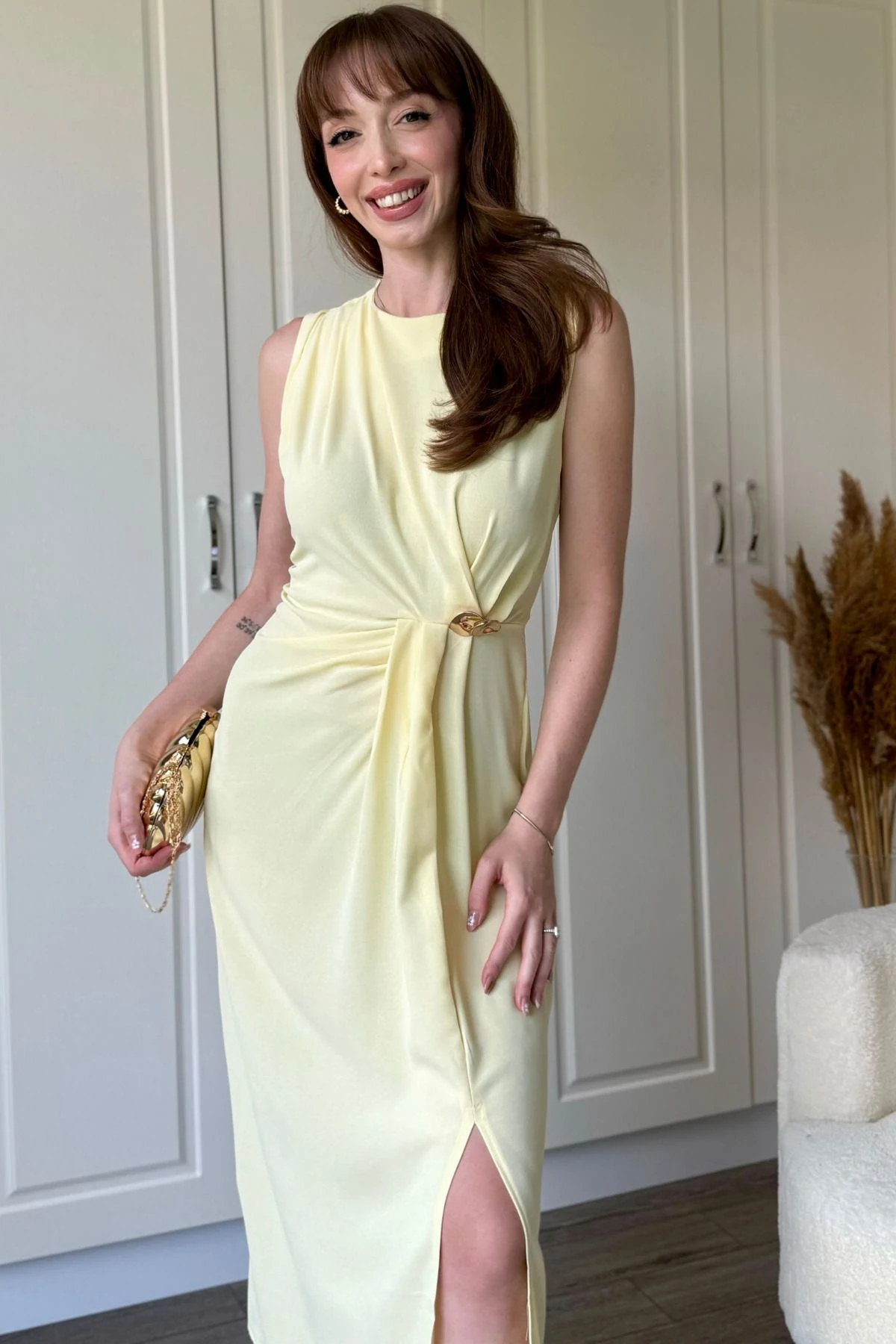 Drapeli Aksesuar Detaylı Yırtmaçlı Midi Elbise