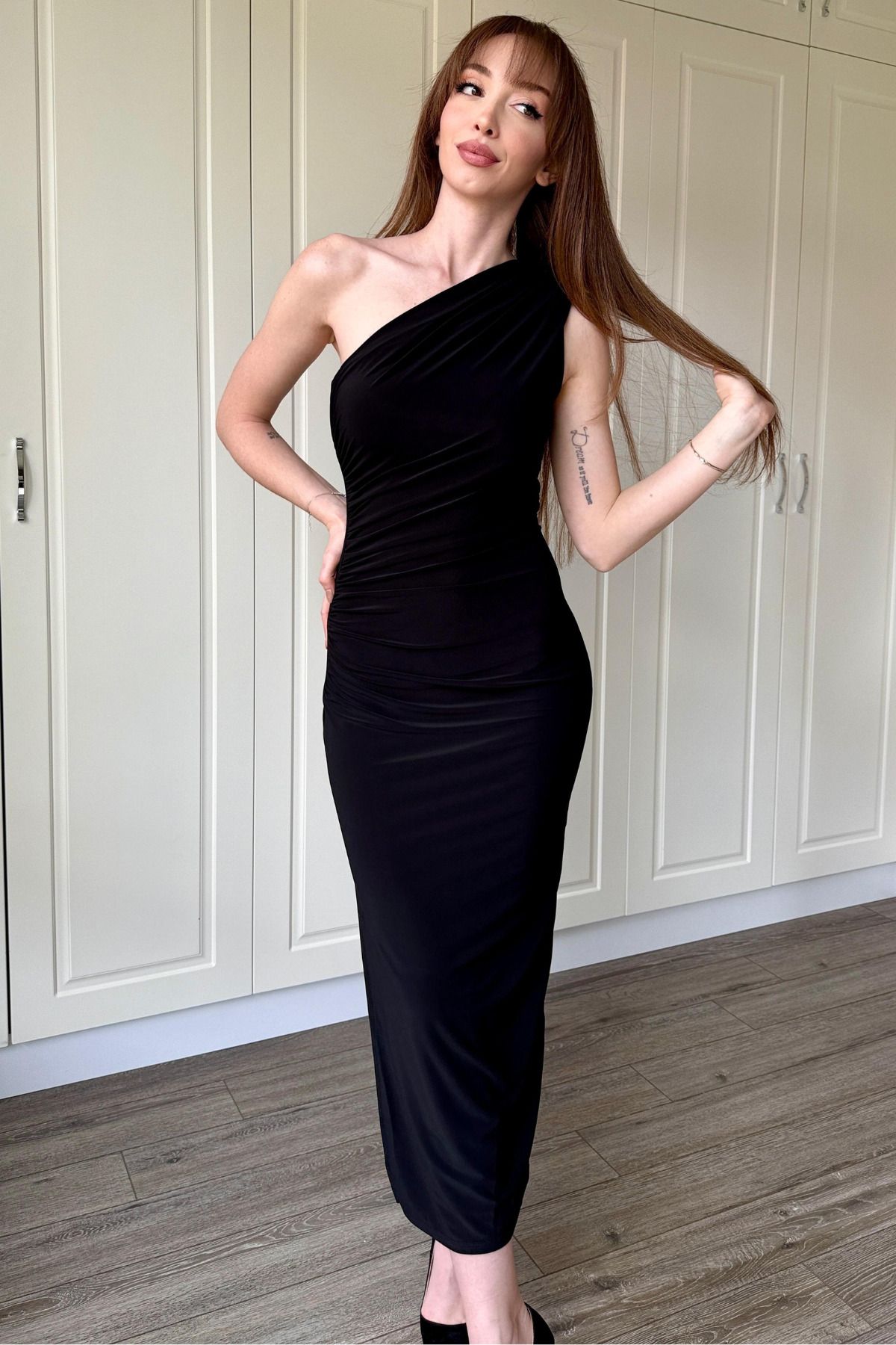 Drapeli Tek Omuz Siyah Midi Elbise