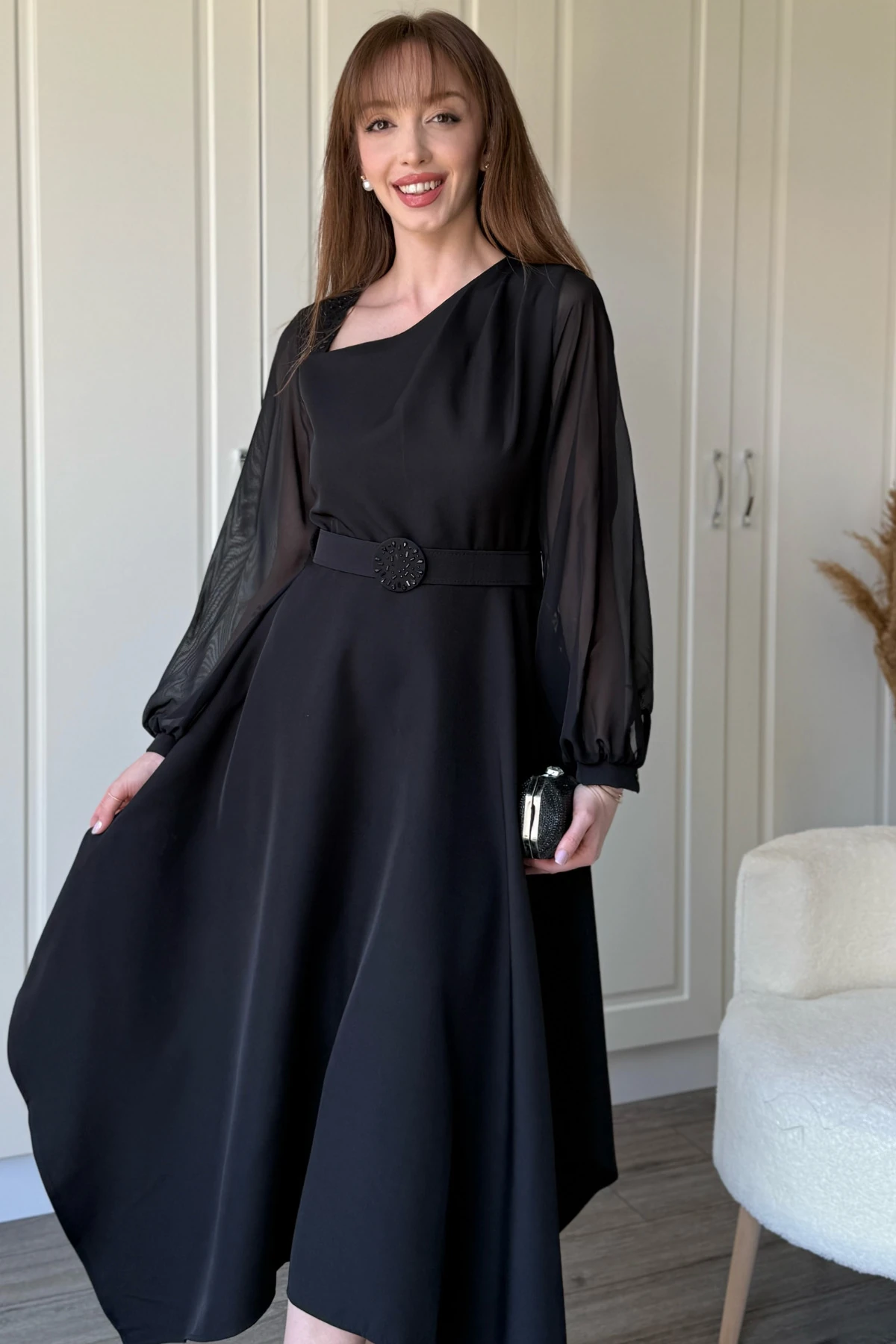 Kolları Tül Detaylı Kemerli Taşlı Siyah Elbise