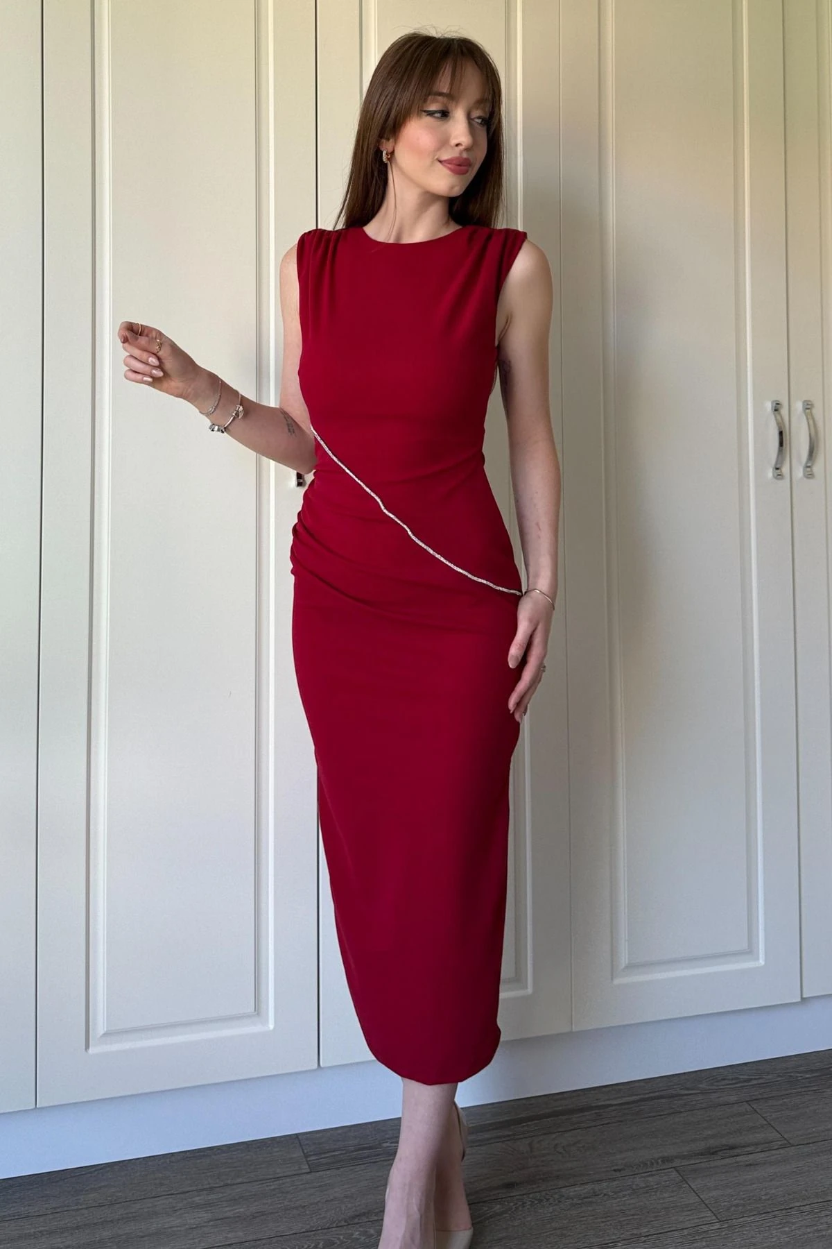 Drapeli Taş Detaylı Yırtmaçlı Midi Elbise