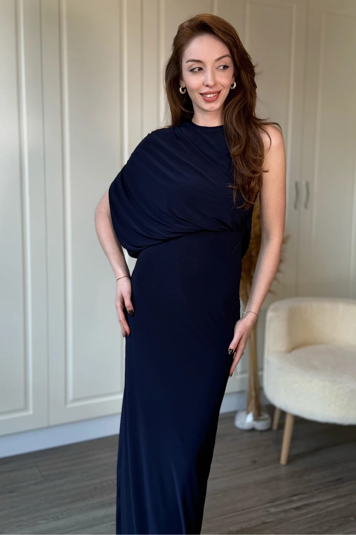 Tek Omuz Boyunlu Zarif Dökümlü Lacivert Maxi Elbise