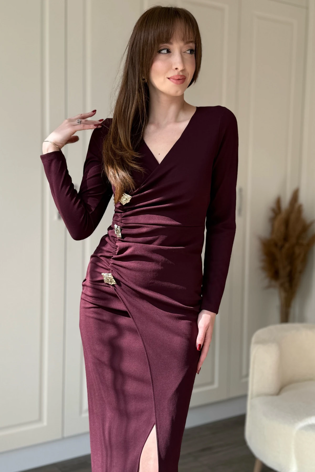 Önü Yırtmaçlı V yaka Gold Aksesuar Detaylı Şık Midi Elbise