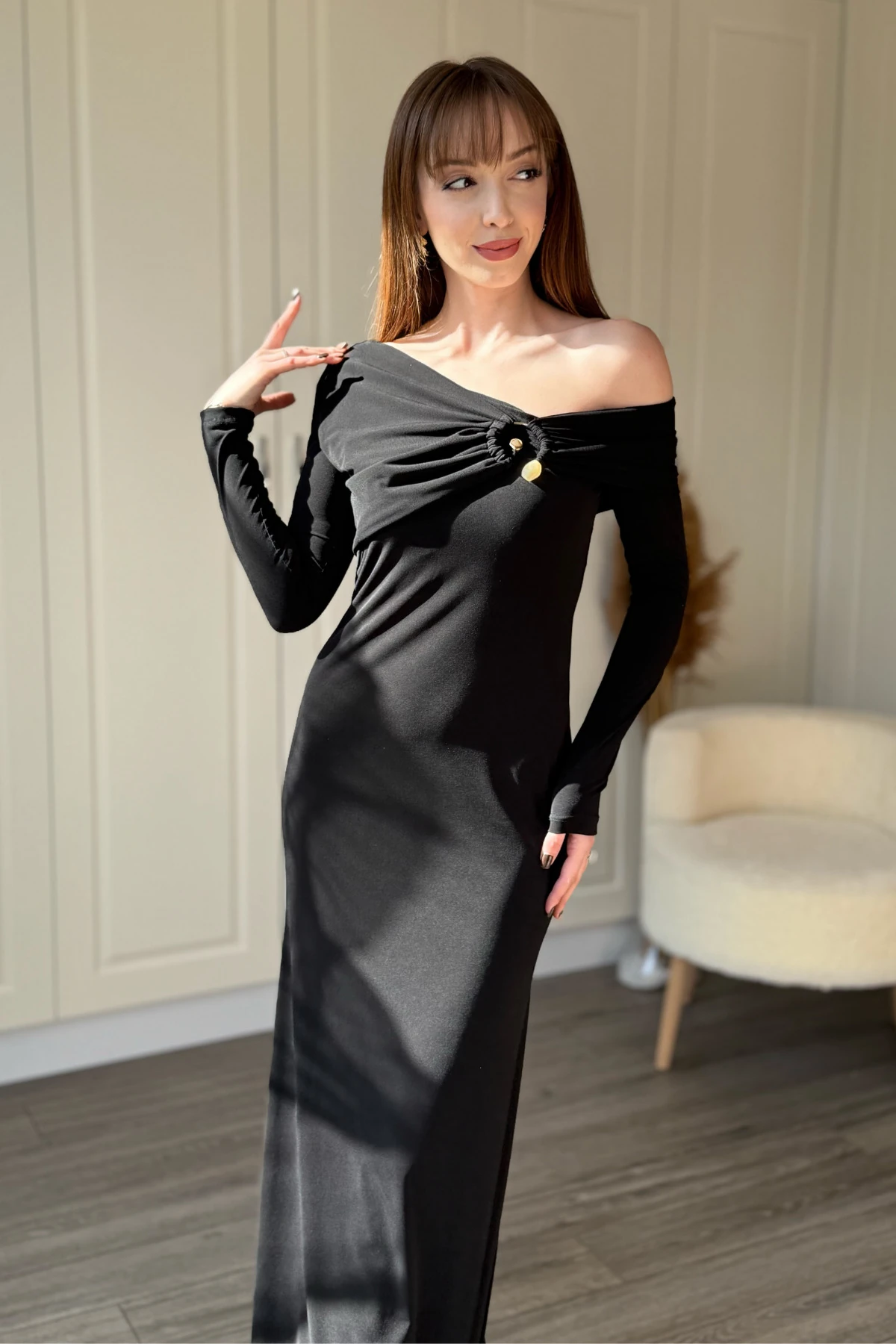 Tek Omuz Uzun Kol Tokalı Yaka Zarif Maxi Siyah Elbise