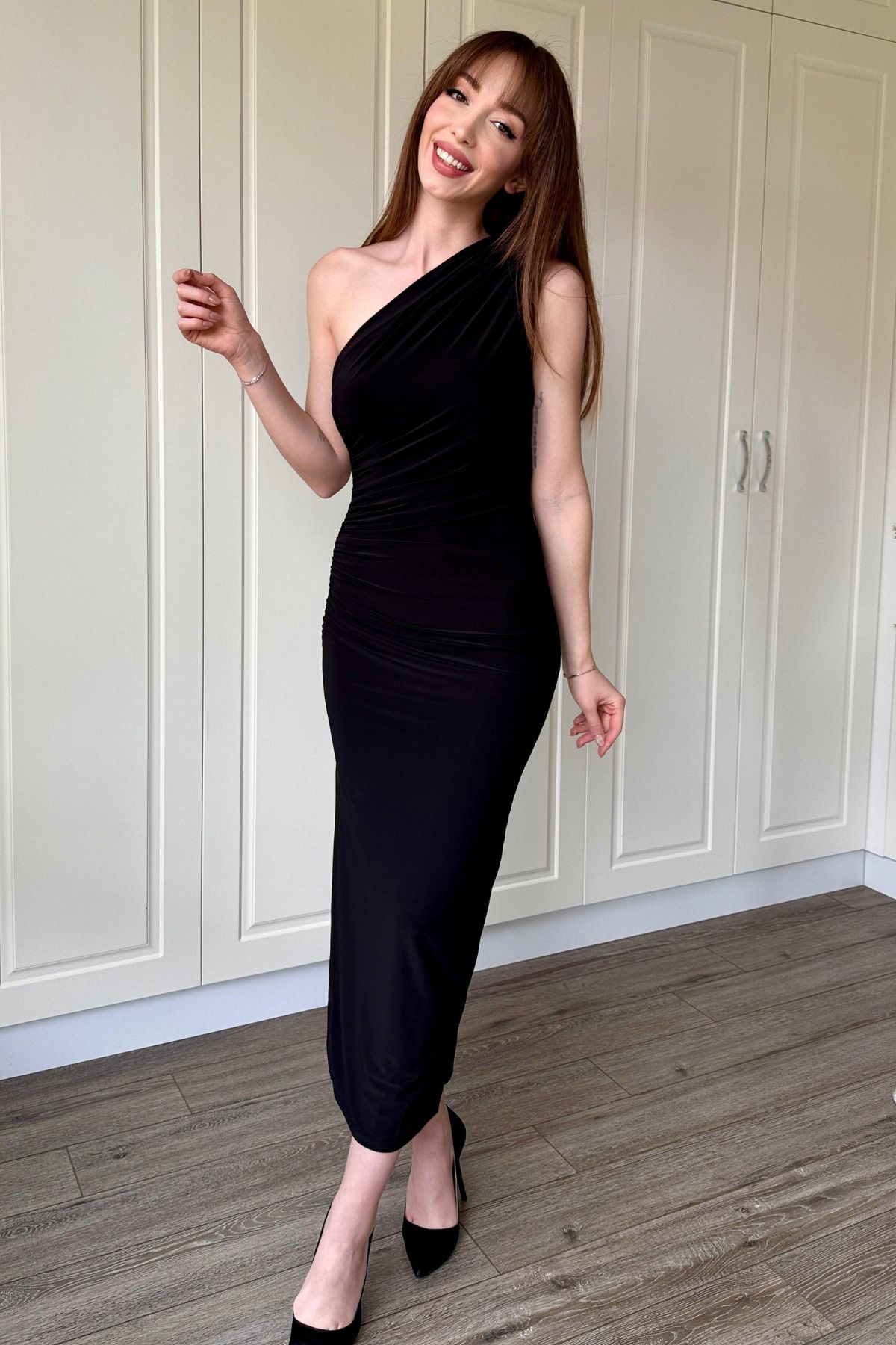 Drapeli Tek Omuz Siyah Midi Elbise