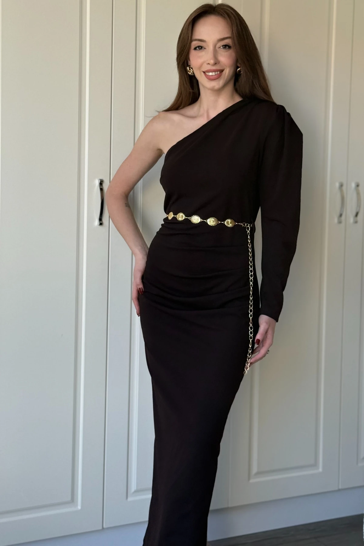  Tek Omuz Çıkarılabilir Gold Kemerli Midi Kahverengi Elbise