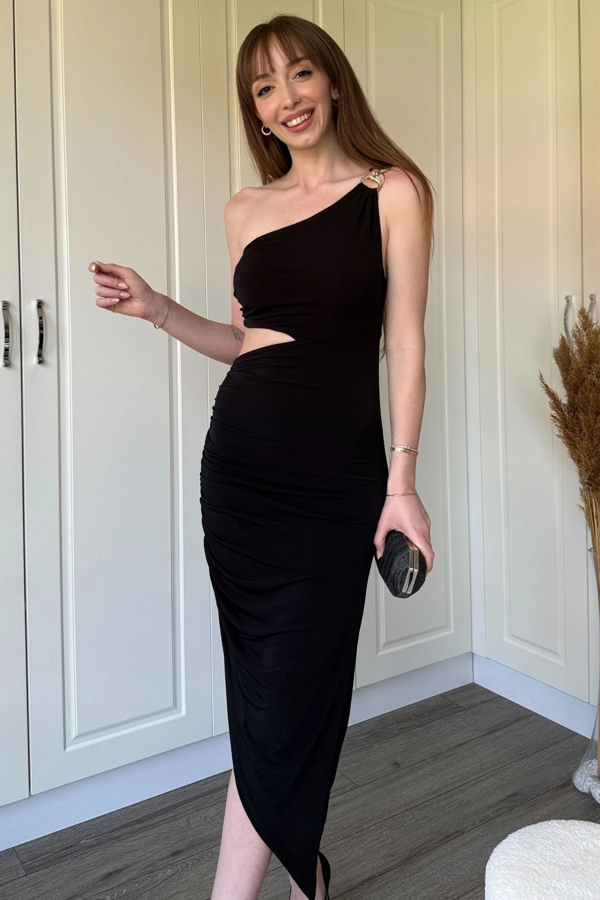 Tek Omuz Bel Detaylı Sandy Kumaş Yırtmaçlı Elbise