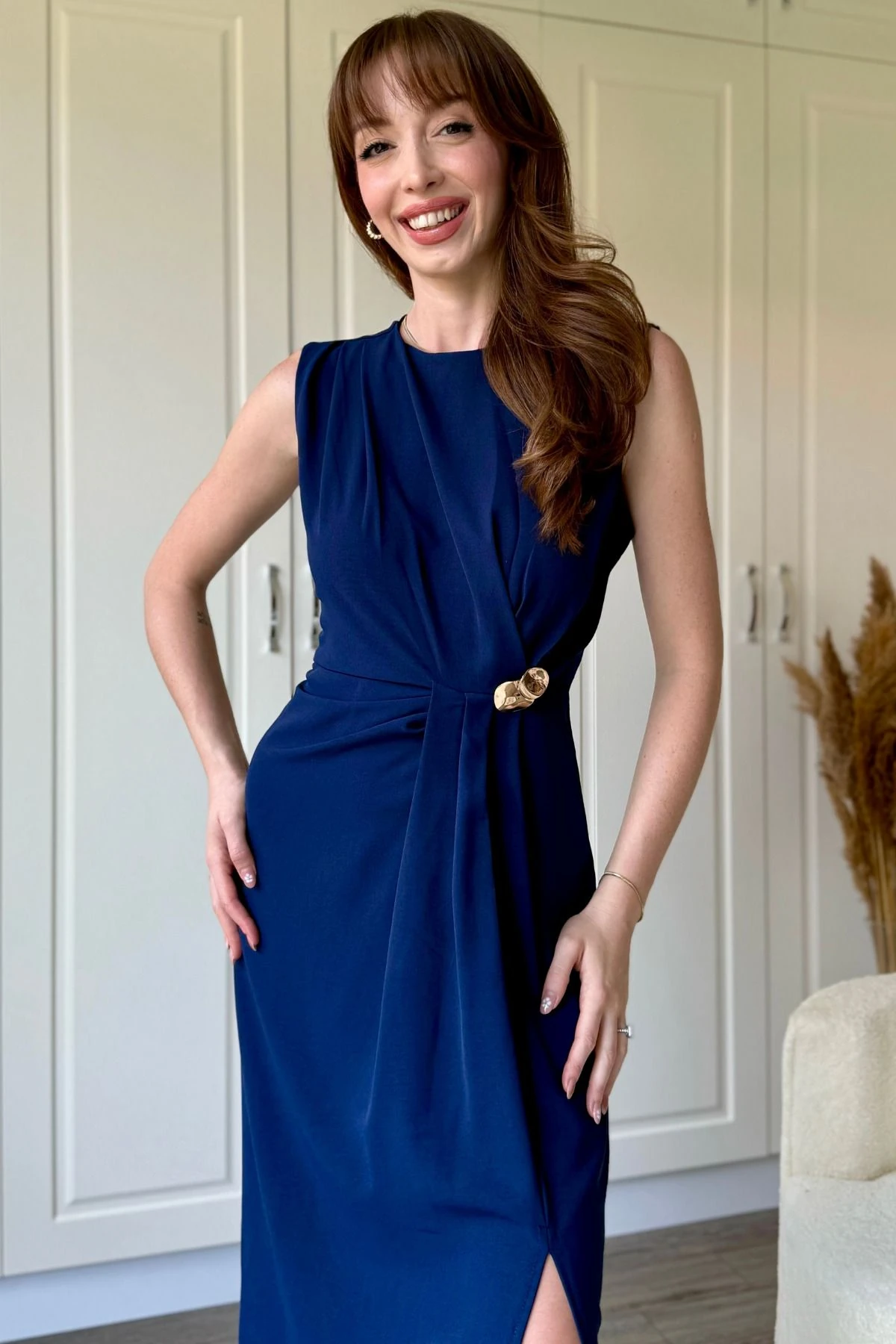 Drapeli Aksesuar Detaylı Yırtmaçlı Midi Elbise