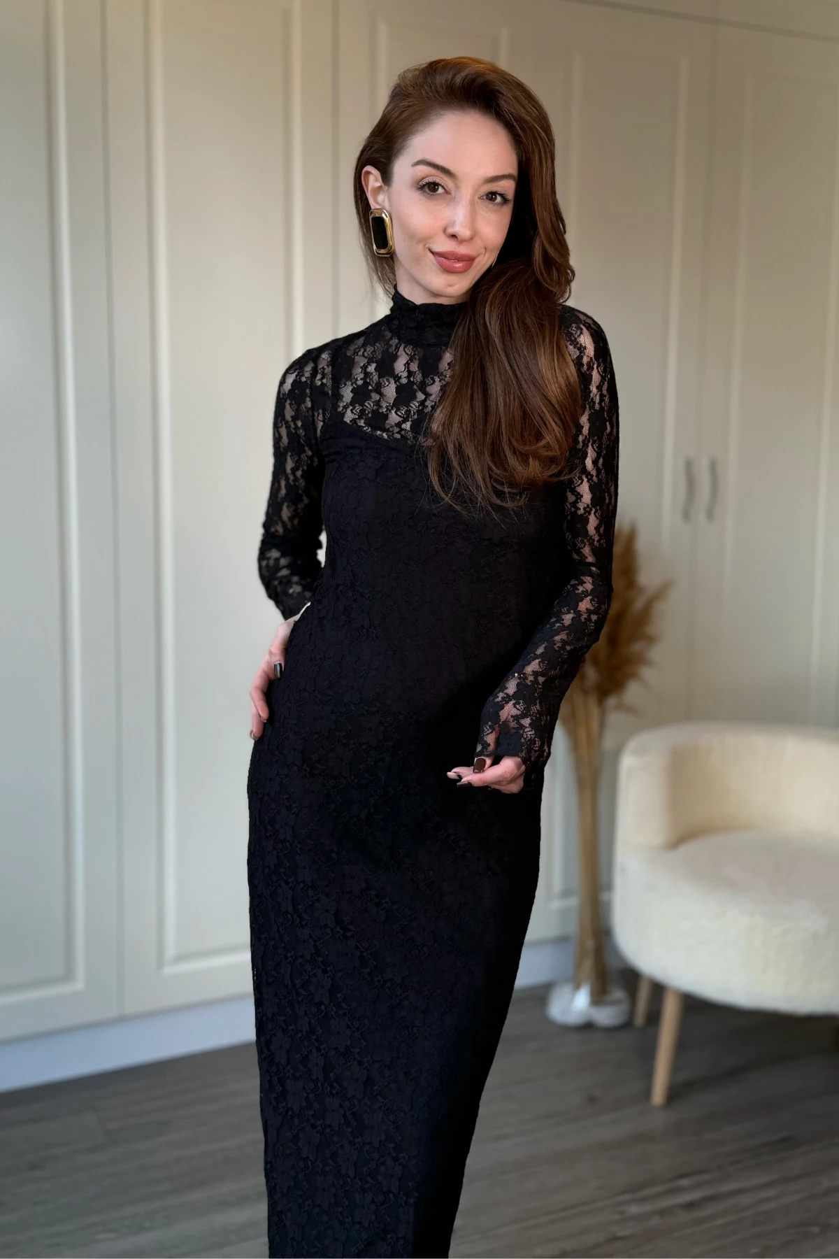 Dik Yaka Dantelli Zarif Midi Siyah Elbise