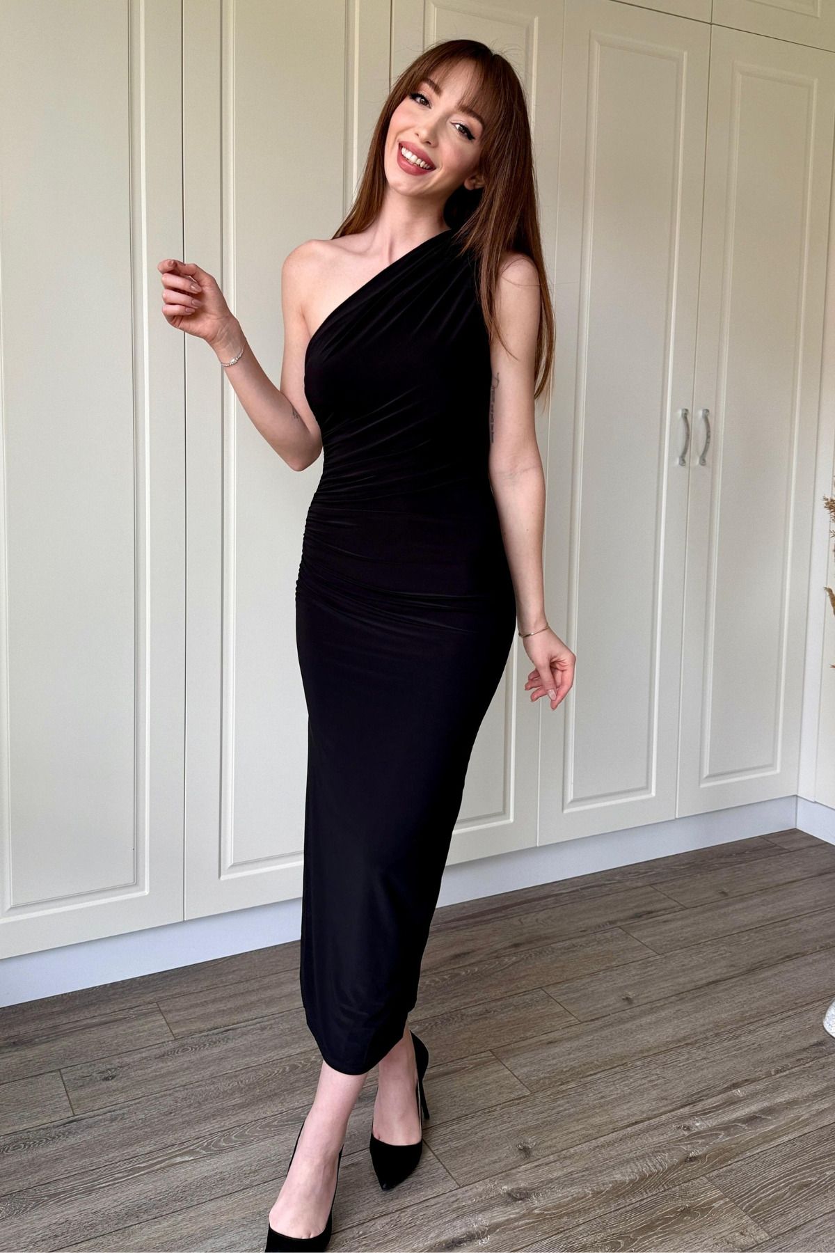 Drapeli Tek Omuz Siyah Midi Elbise