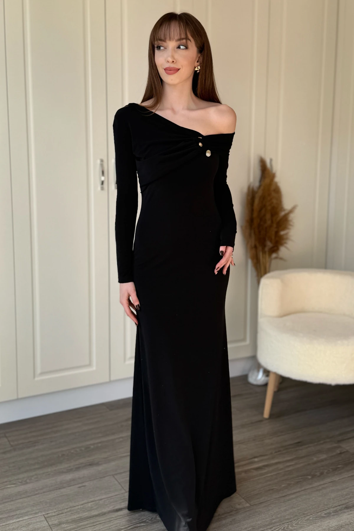 Tek Omuz Uzun Kol Tokalı Yaka Zarif Maxi Siyah Elbise