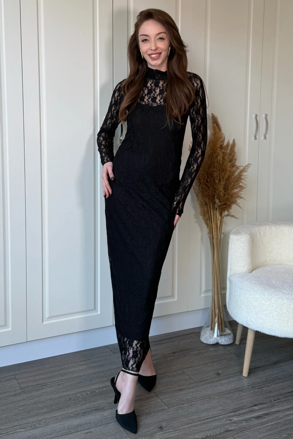 Dik Yaka Dantelli Zarif Midi Siyah Elbise