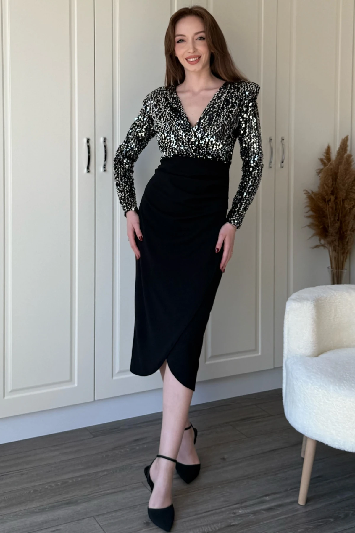 Pullu V Yaka Parıltılı Vatkalı Zarif Midi Elbise