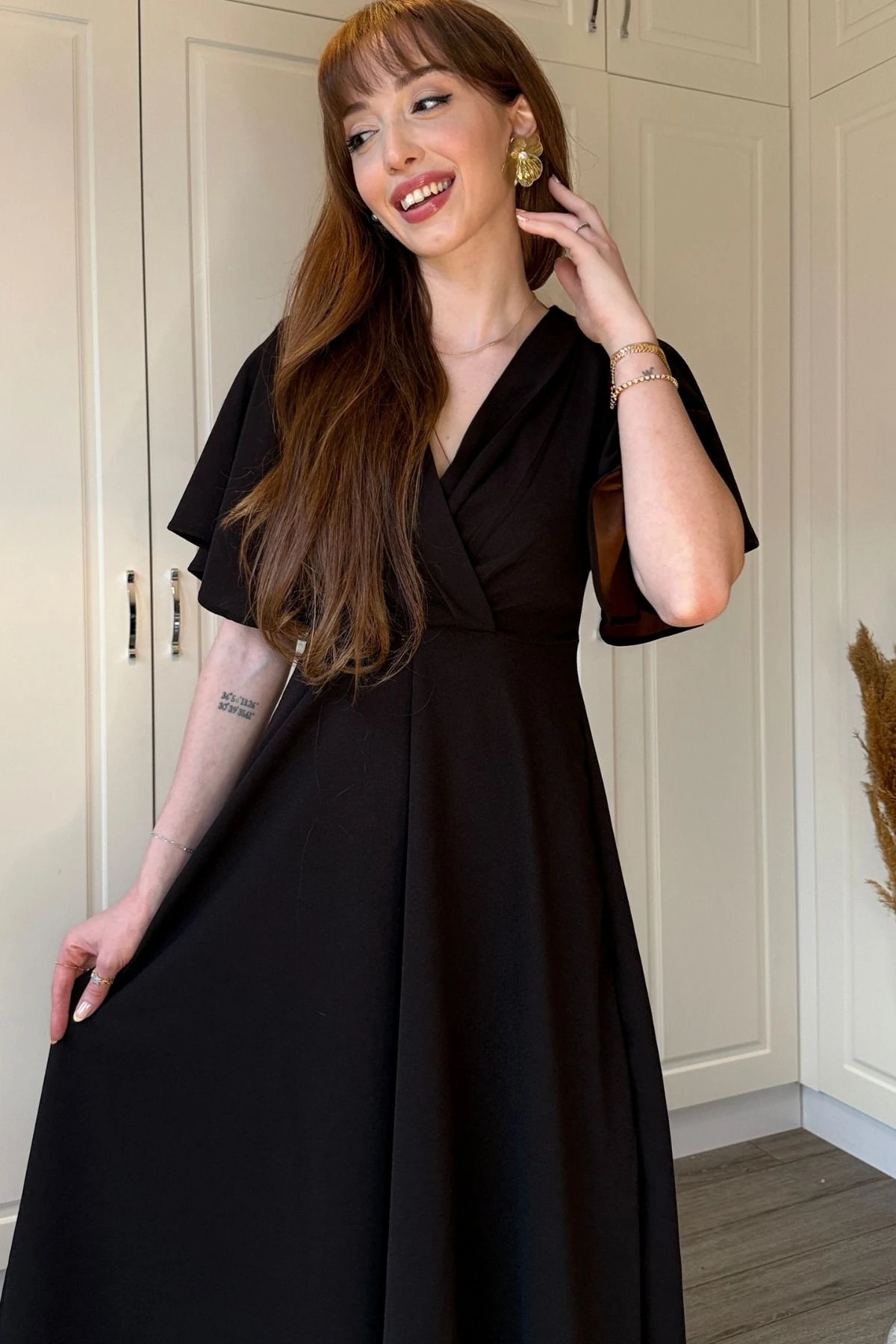 Kruvaze Yaka Kolları Volanlı Midi Elbise