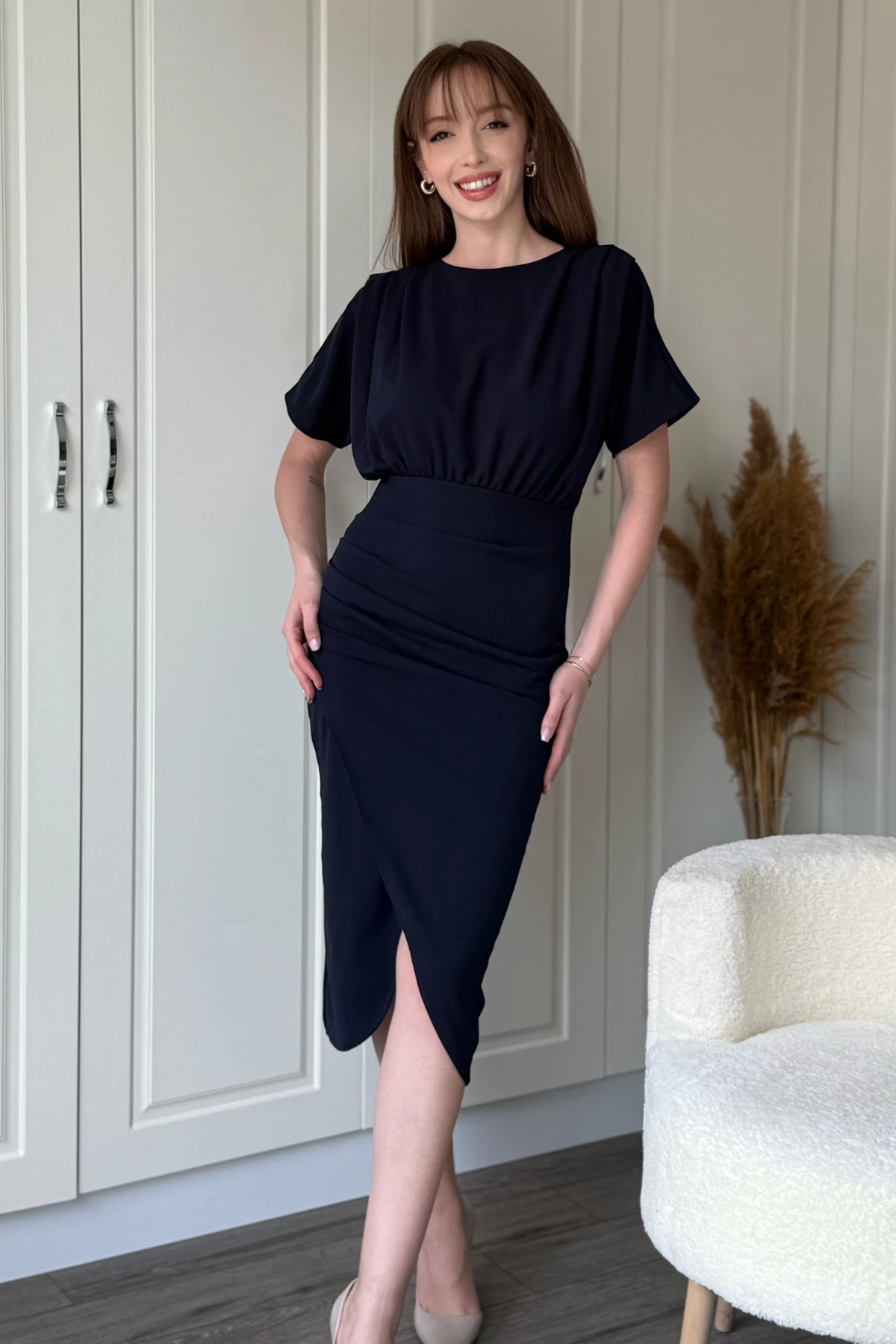 Kısa Kollu Şık Önü Yırtmaçlı Lacivert Midi Elbise