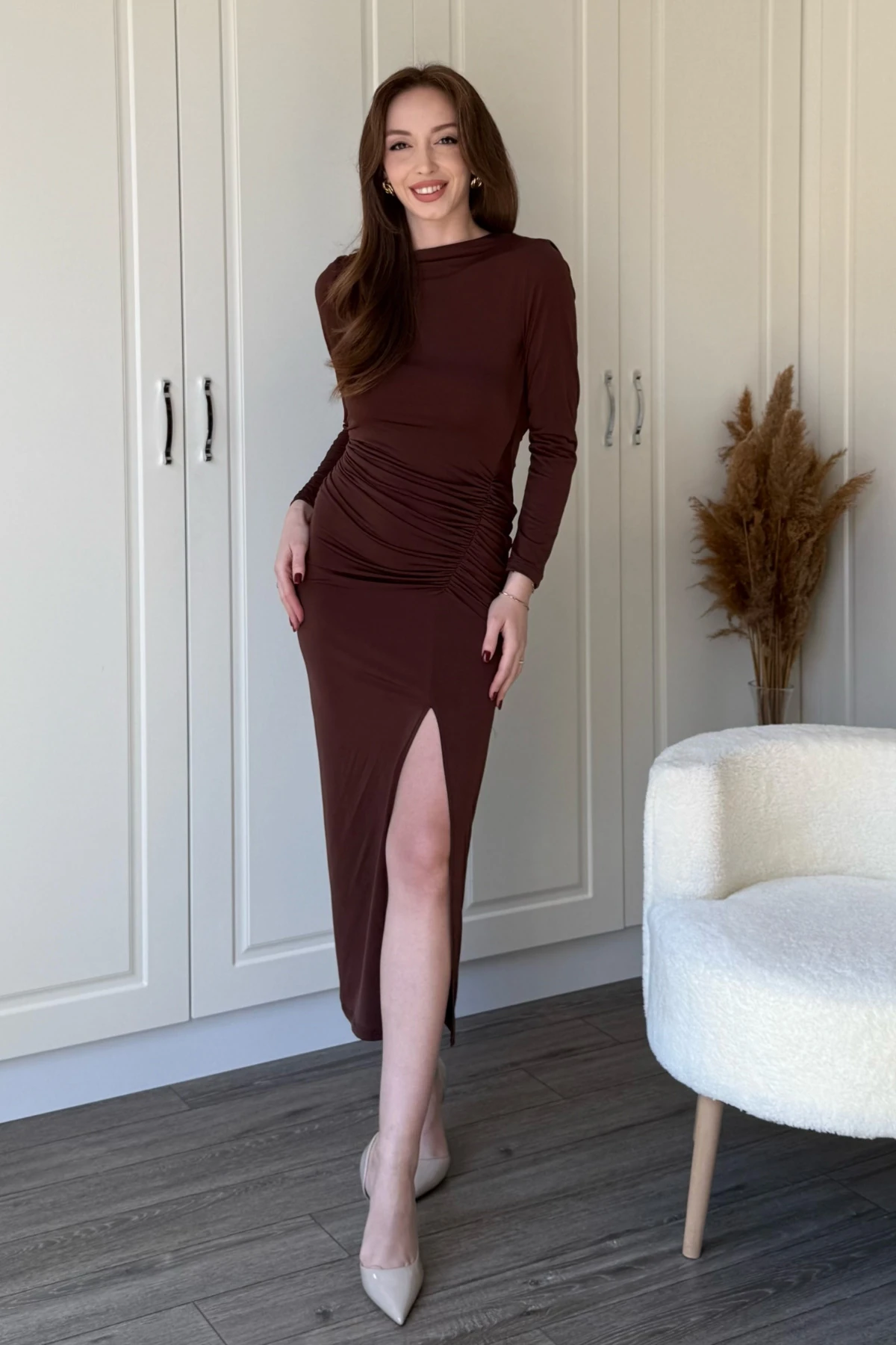 Uzun Kollu Sandy Kumaş Sırt Dekolteli Yırtmaçlı Midi Kahverengi Elbise