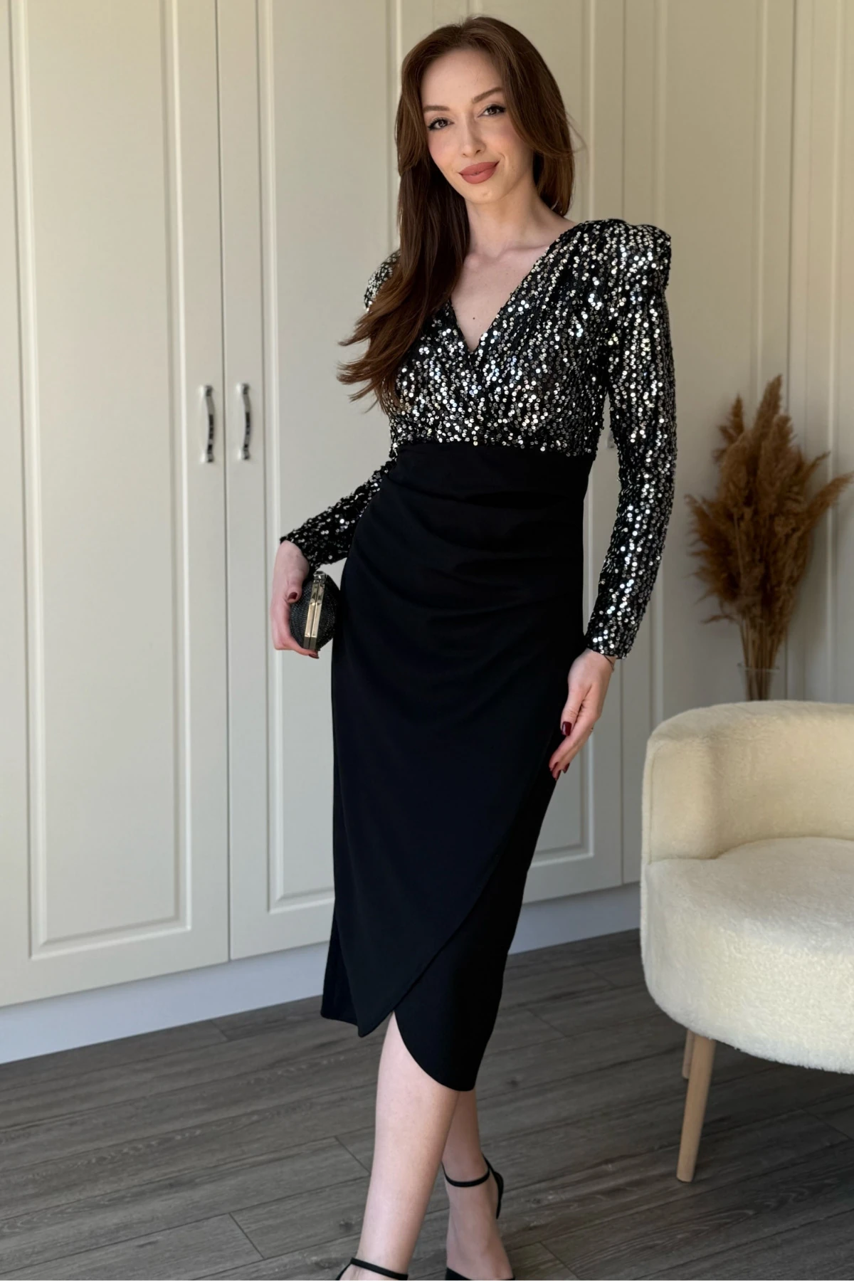 Pullu V Yaka Parıltılı Vatkalı Zarif Midi Elbise