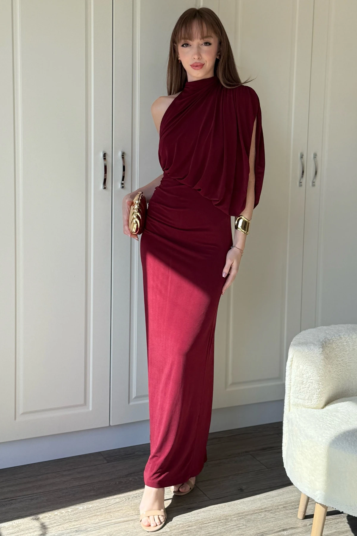 Tek Omuz Boyunlu Zarif Dökümlü Bordo Maxi Elbise