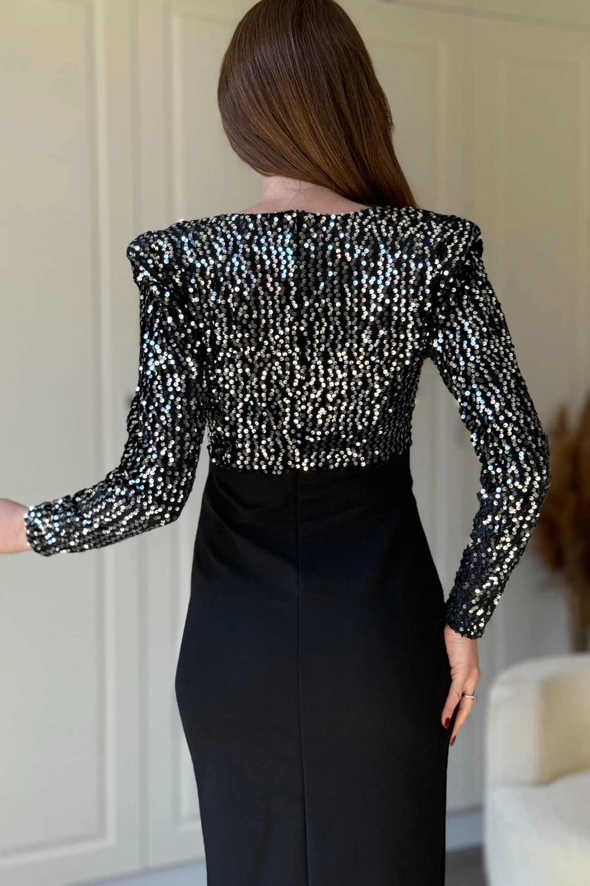 Pullu V Yaka Parıltılı Vatkalı Zarif Midi Elbise