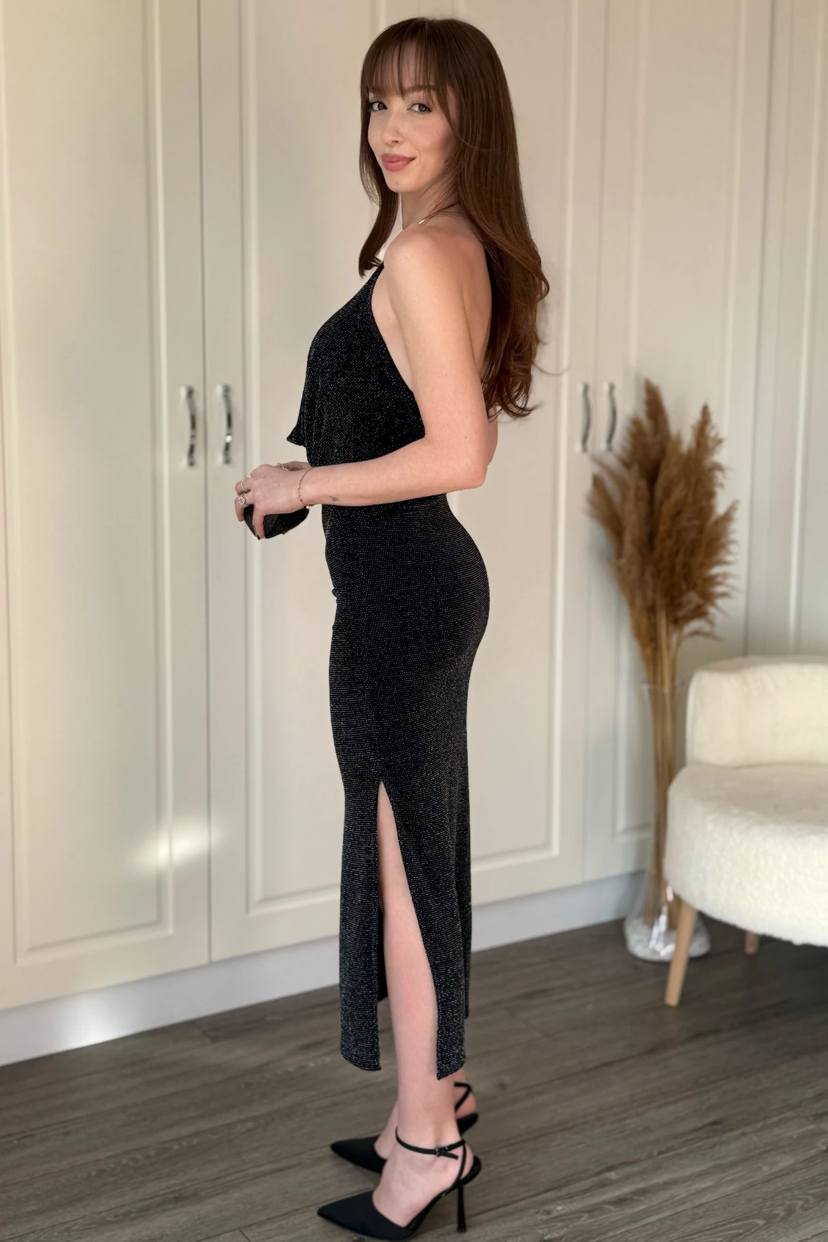 Sırt Detaylı Dekoltesi Ayarlanabilir Yırtmaçlı Simli Elbise