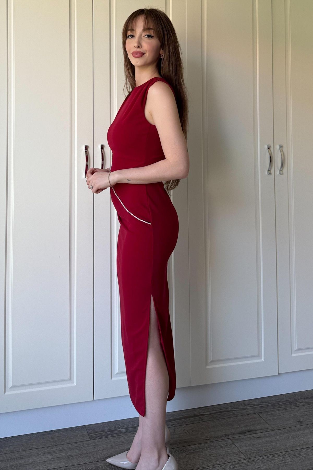 Drapeli Taş Detaylı Yırtmaçlı Midi Bordo Elbise