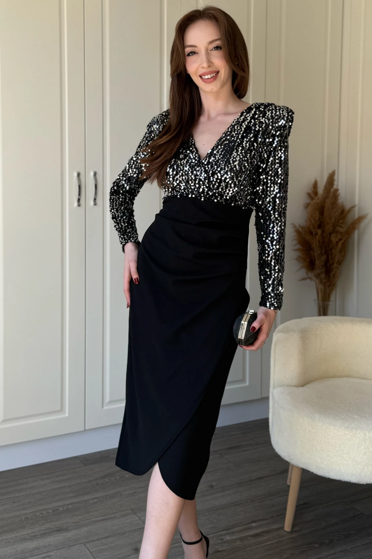 Pullu V Yaka Parıltılı Vatkalı Zarif Midi Elbise