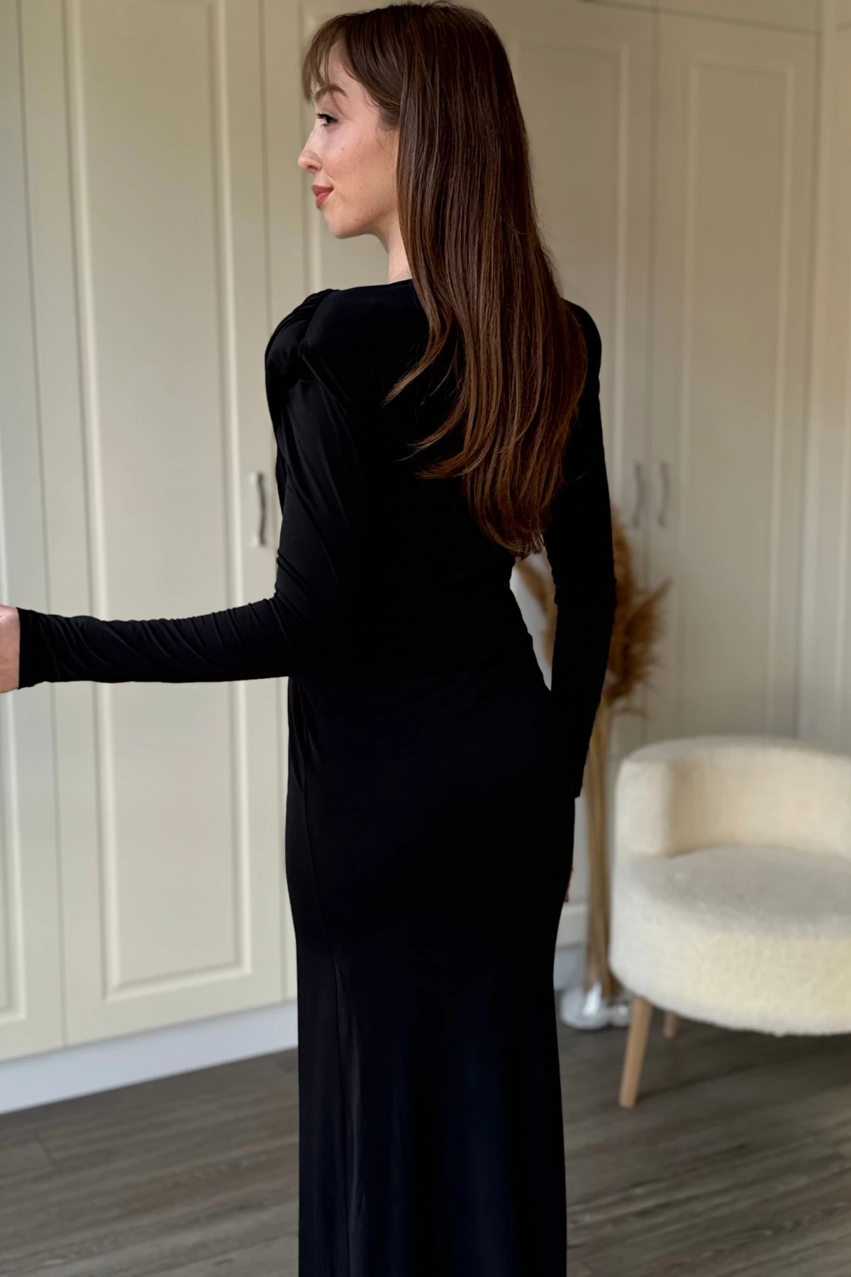 Vatkalı Omuz Büzgülü Yaka Detaylı Tokalı Zarif Elbise