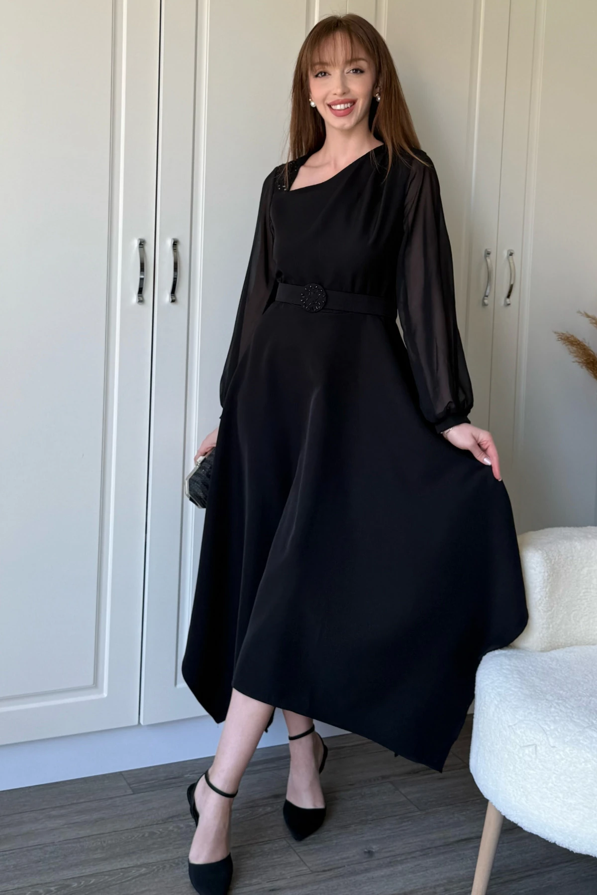 Kolları Tül Detaylı Kemerli Taşlı Siyah Elbise