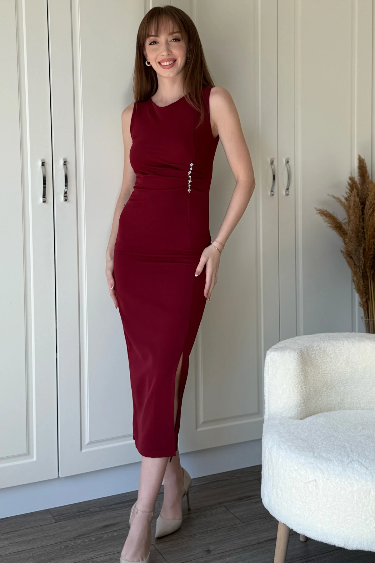 Taş Detaylı Yırtmaçlı Drapeli Bordo Elbise