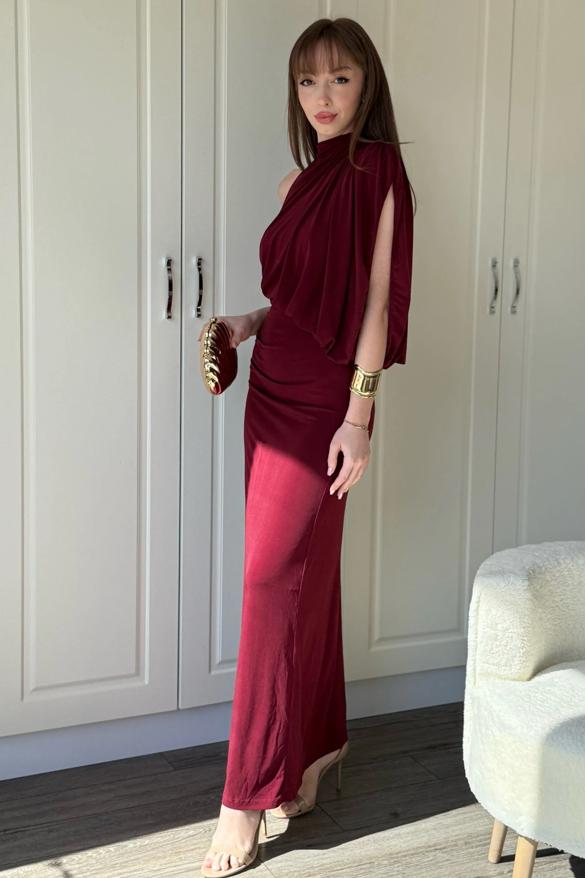 Tek Omuz Boyunlu Zarif Dökümlü Bordo Maxi Elbise