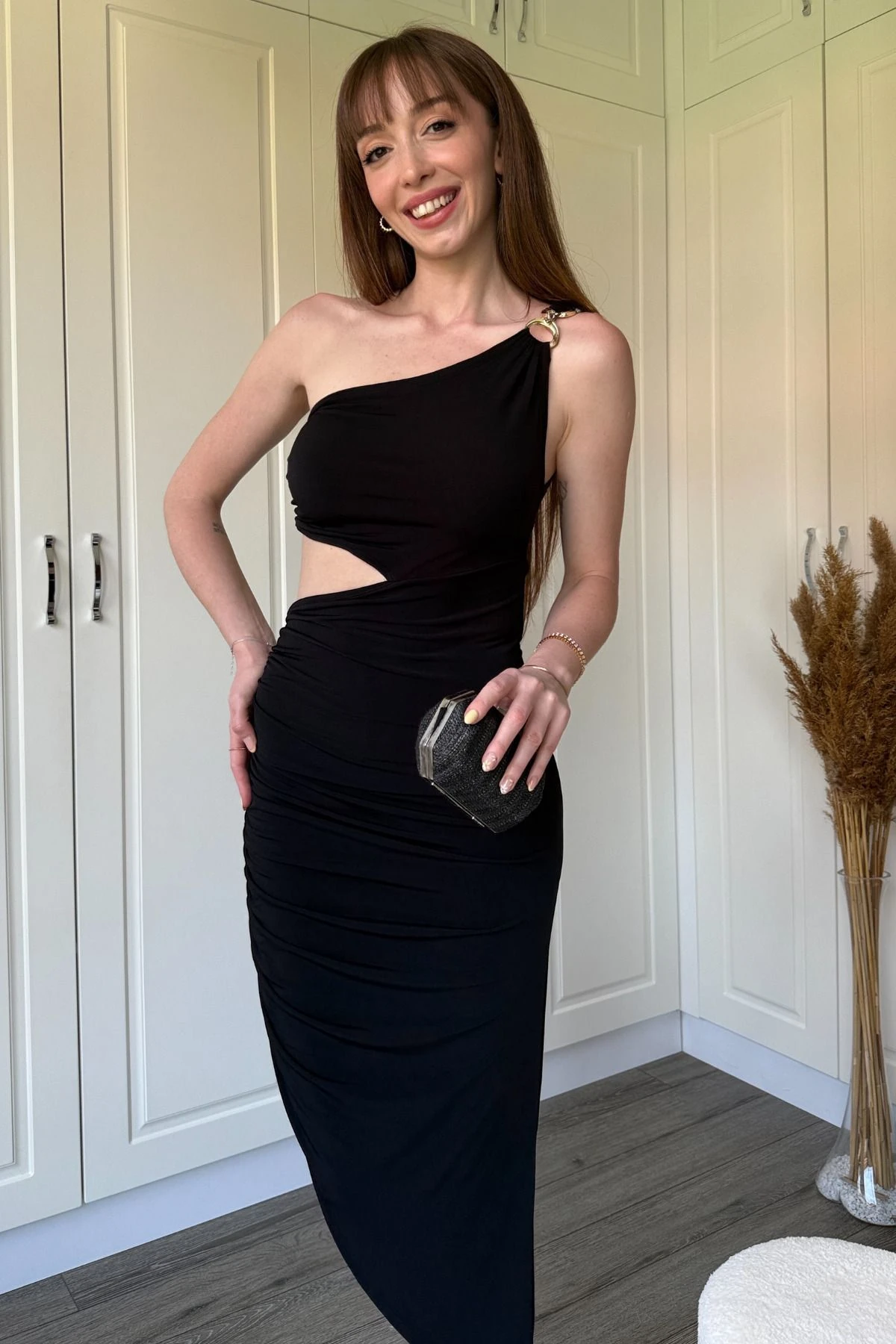 Tek Omuz Bel Detaylı Sandy Kumaş Yırtmaçlı Elbise