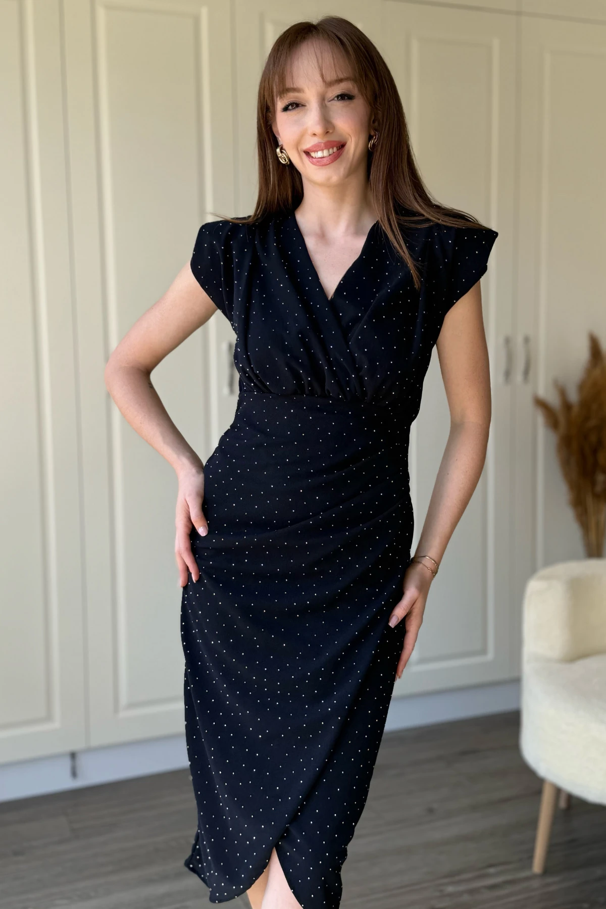 Taşlı Vatkalı Kruvaze Yaka Yırtmaçlı Midi Lacivert Elbise