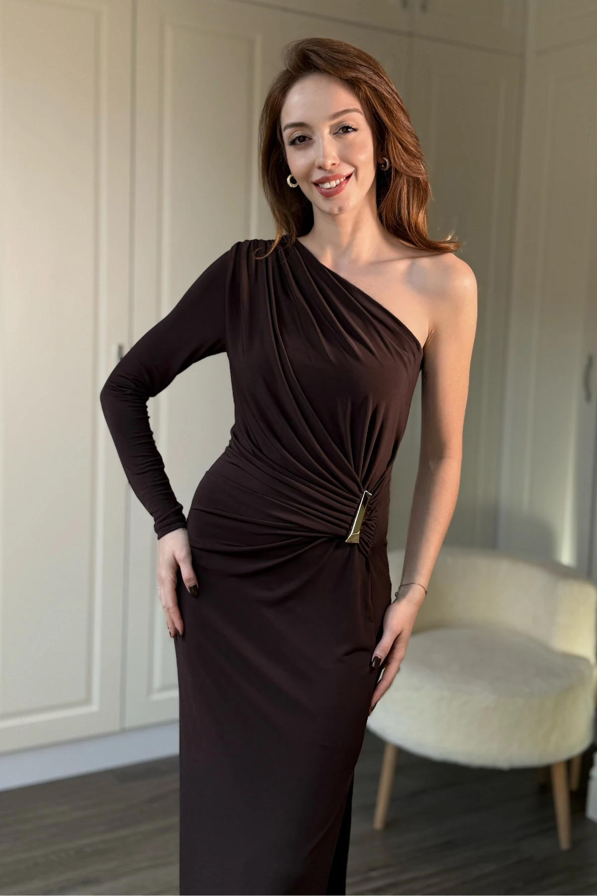 Tek Omuz Beli Aksesuar Detaylı Drapeli Maxi Elbise