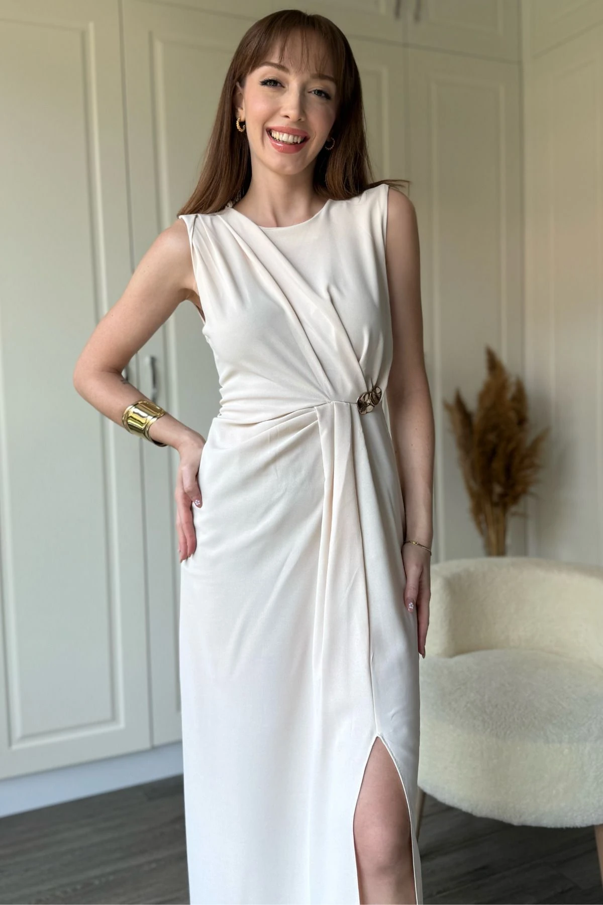 Bej Drapeli Aksesuar Detaylı Yırtmaçlı Elbise