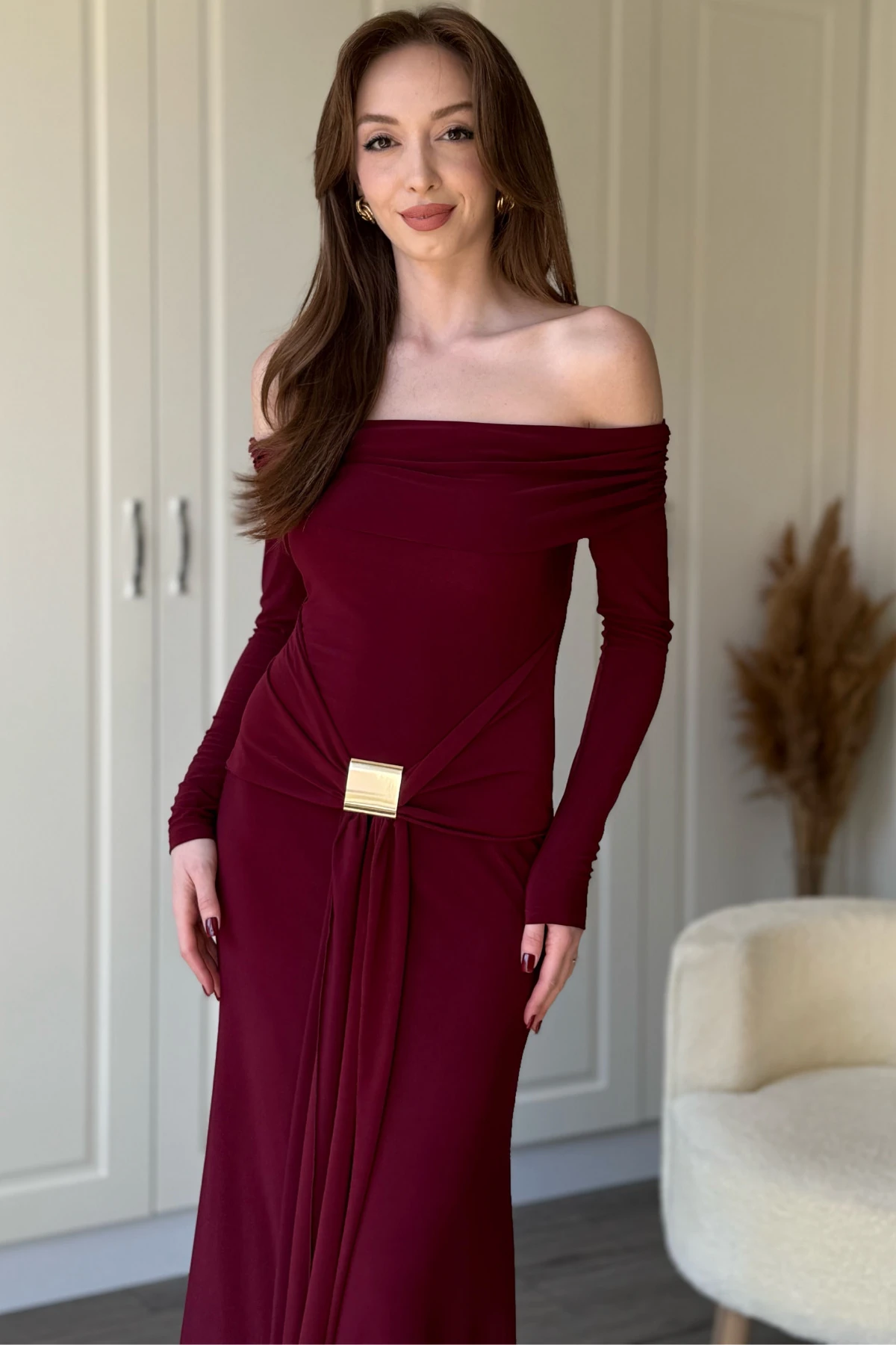 Omuzları Açık Gold Aksesuarlı Bel Detaylı Midi Bordo Elbise
