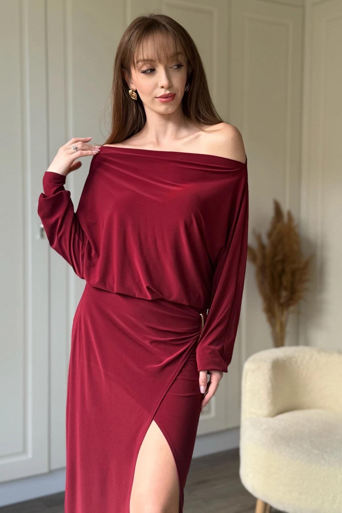 Kayık Yaka Beli Gold Aksesuarlı Yırtmaçlı Bordo Dökümlü Elbise