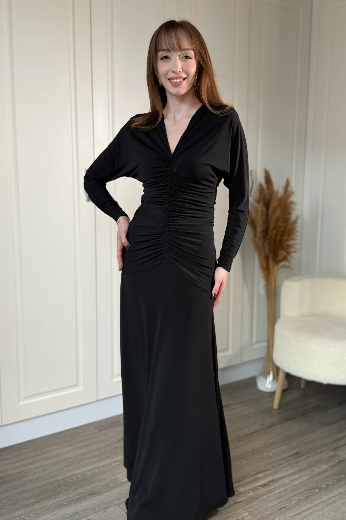 V Yaka Sırt Detaylı Uzun Zarif Elbise