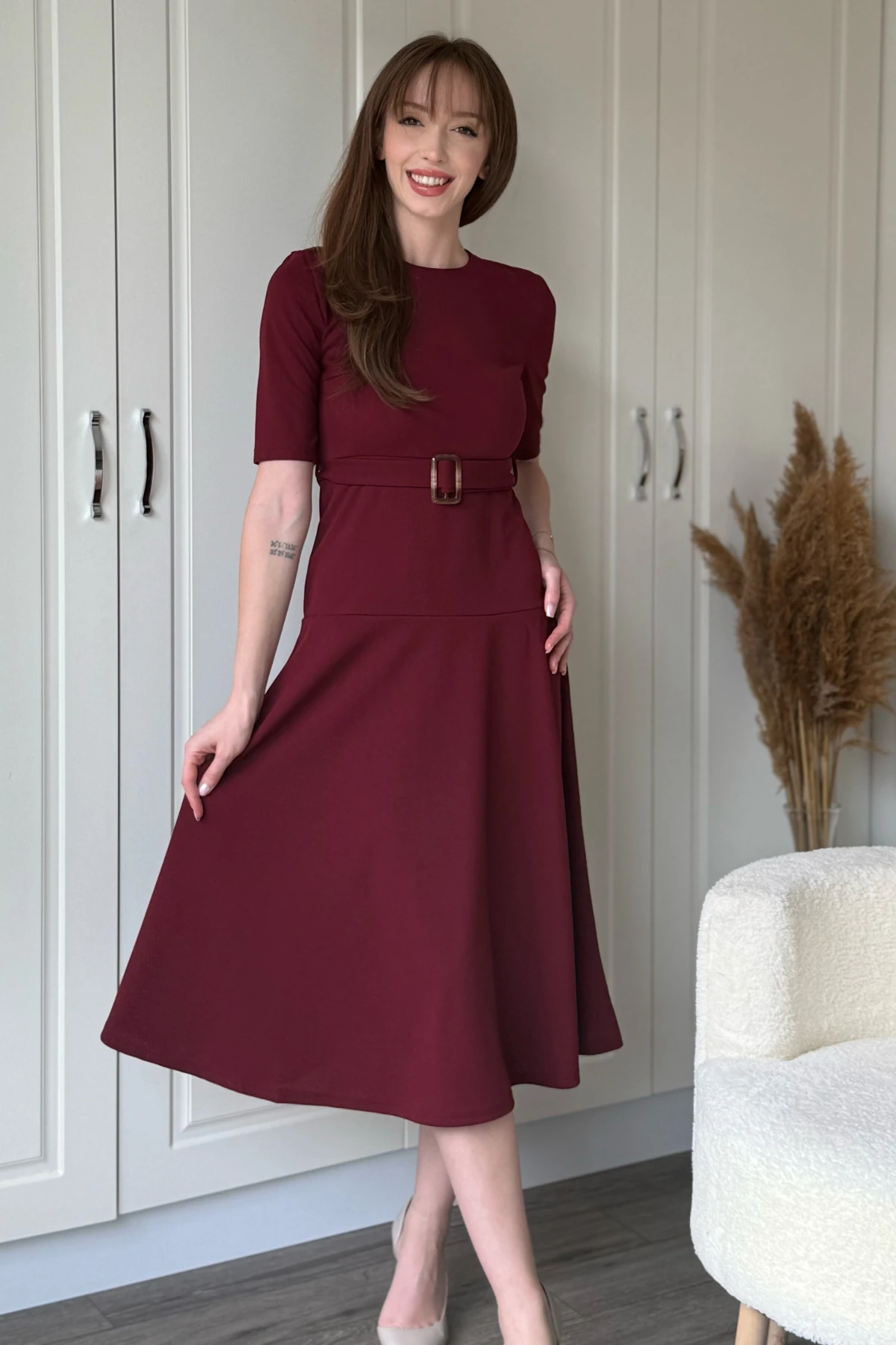 Kısa Kollu Kemerli Etekleri Volanlı Midi Bordo Elbise