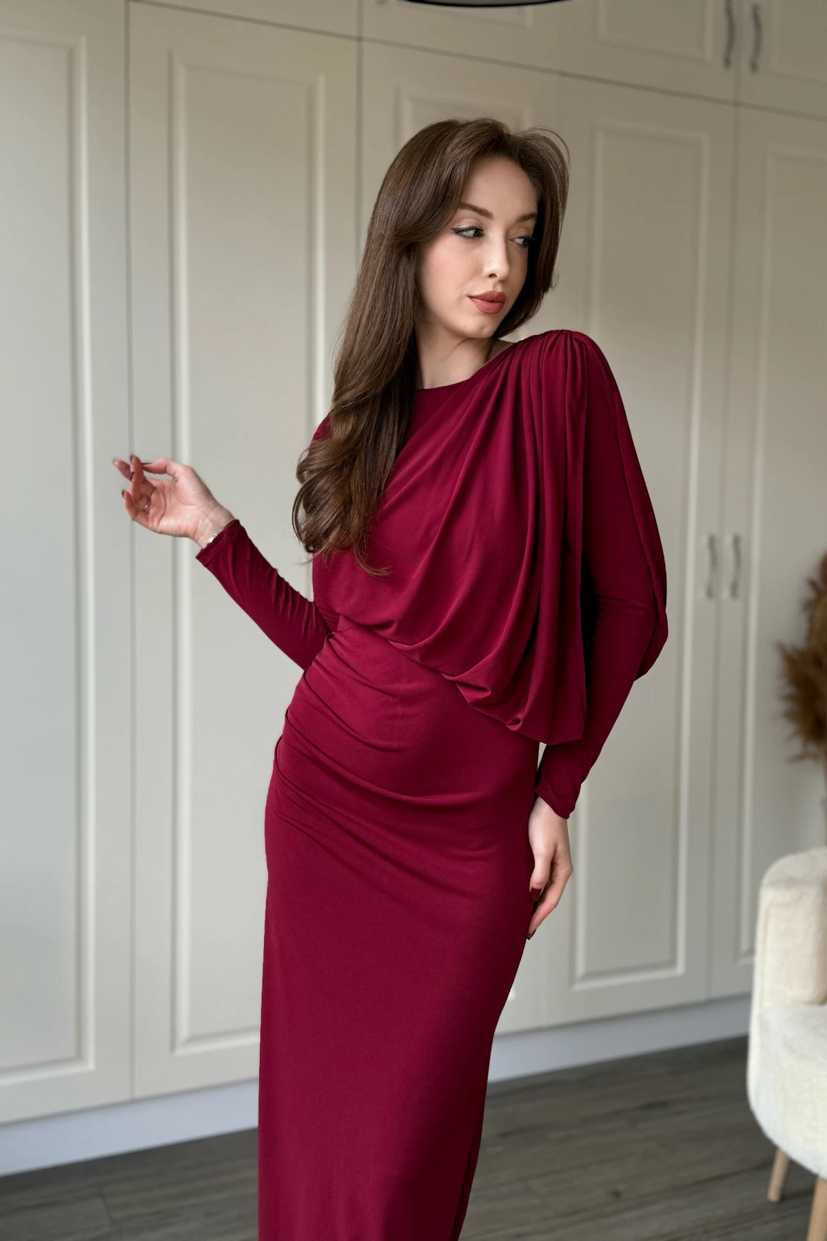 Uzun Kollu Boyunlu Zarif Dökümlü Bordo Elbise