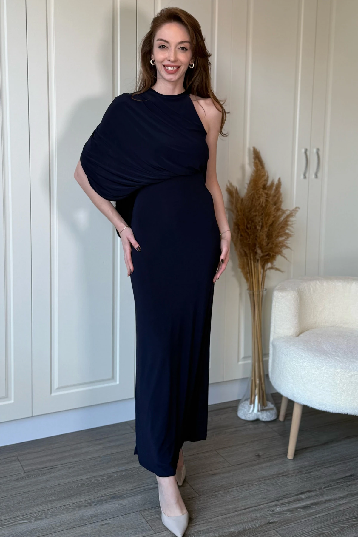 Tek Omuz Boyunlu Zarif Dökümlü Lacivert Maxi Elbise