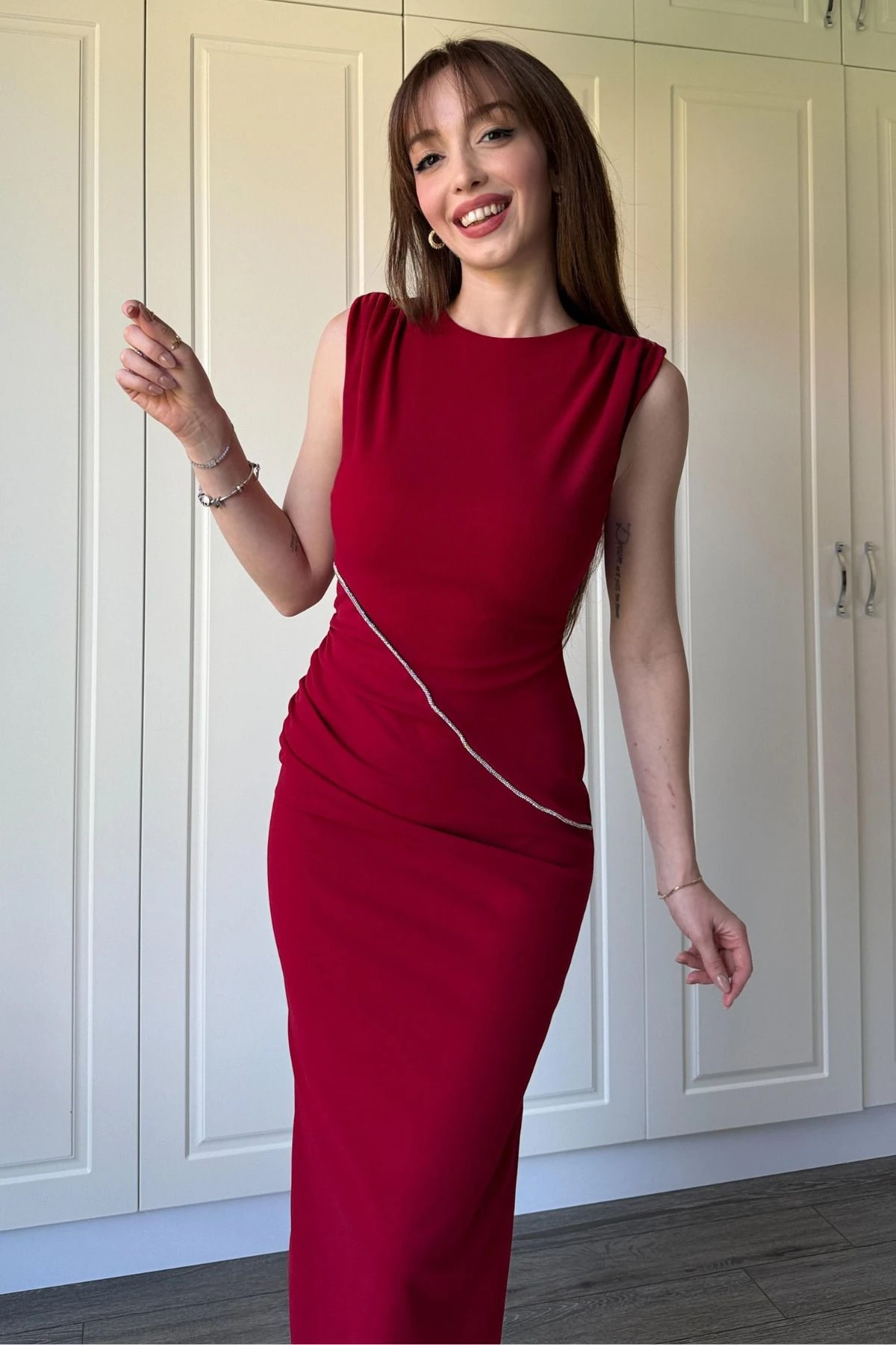 Drapeli Taş Detaylı Yırtmaçlı Midi Elbise