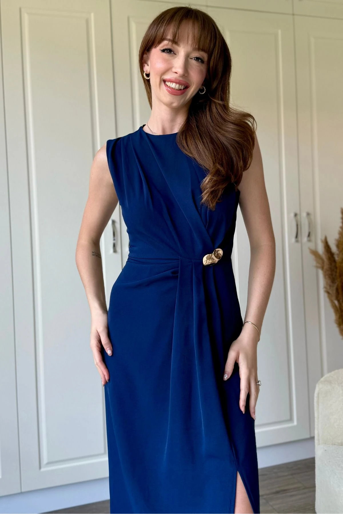 Drapeli Aksesuar Detaylı Yırtmaçlı Midi Elbise