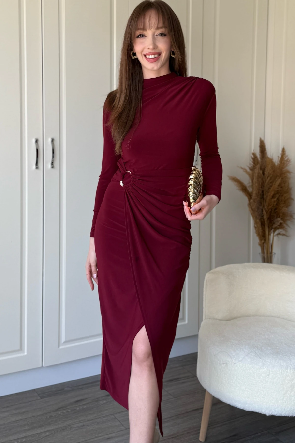 Aksesuar Detaylı Boyunlu Midi Bordo Elbise