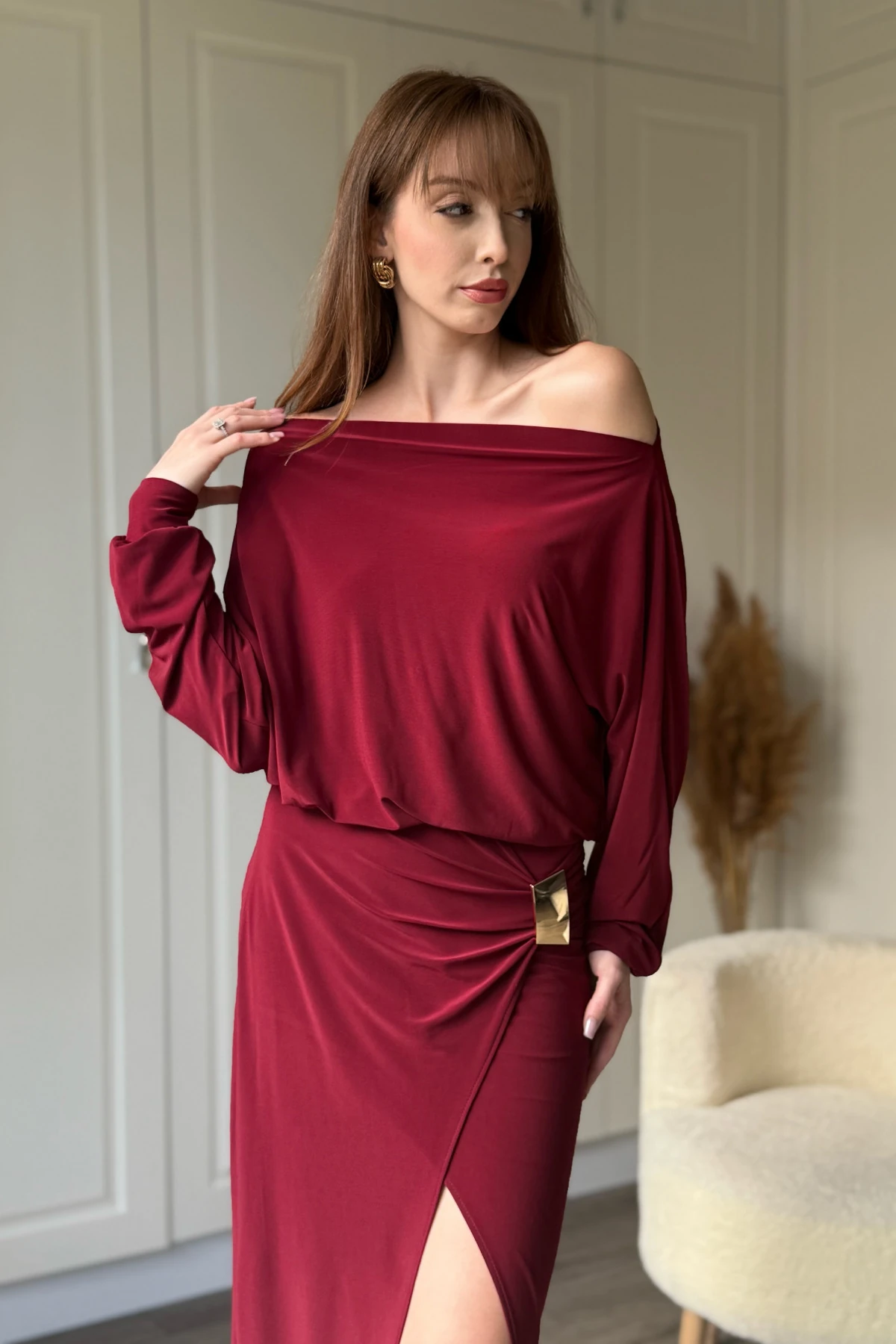 Kayık Yaka Beli Gold Aksesuarlı Yırtmaçlı Bordo Dökümlü Elbise