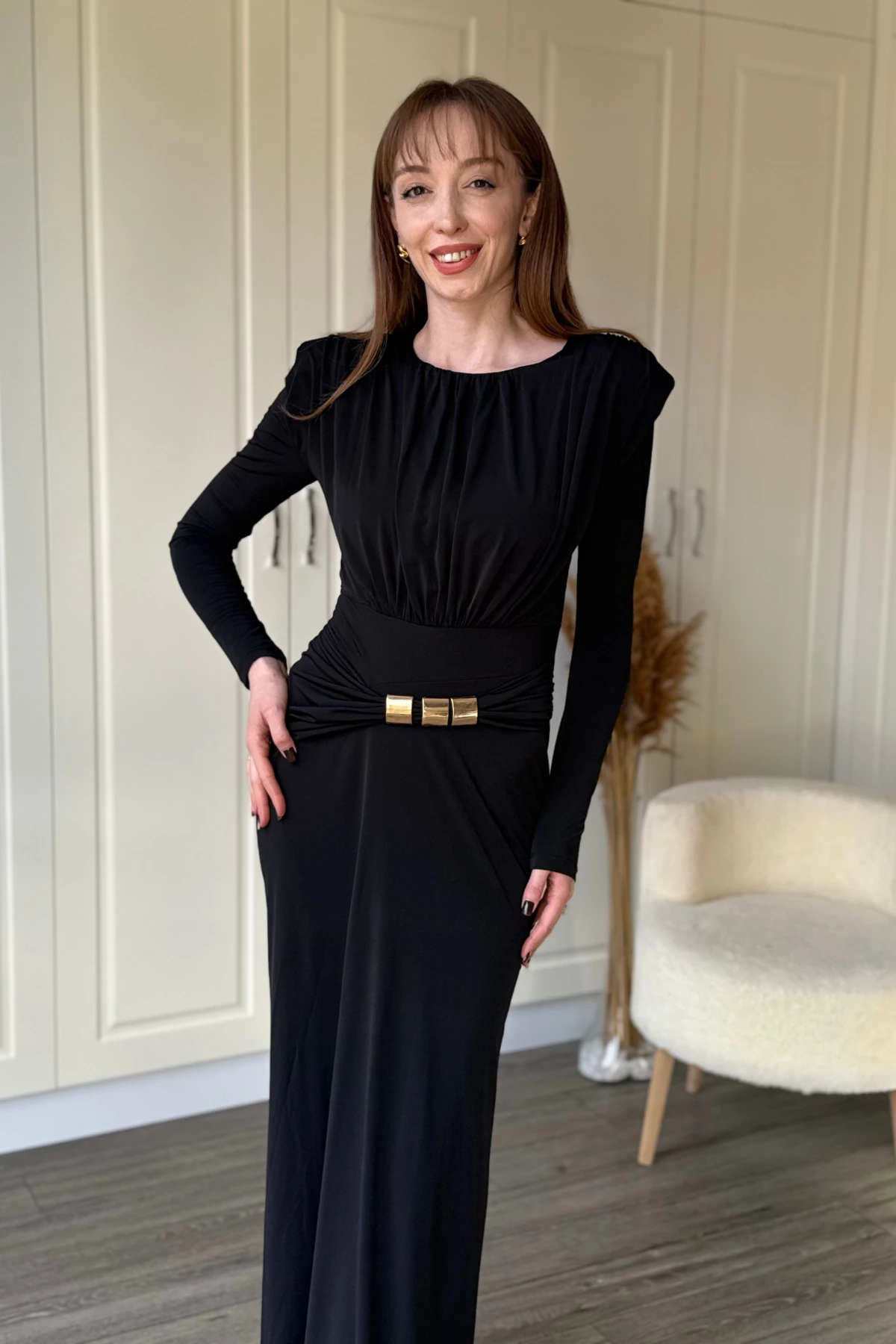 Vatkalı Omuz Büzgülü Yaka Detaylı Tokalı Zarif Elbise