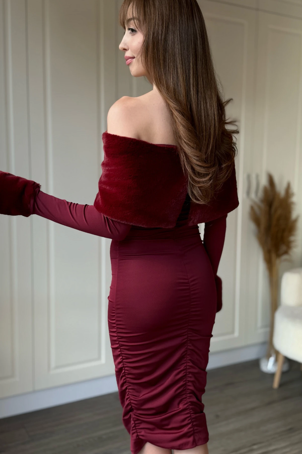 Omuzu ve Kolları Kürk Detaylı Midi Drapeli Elbise