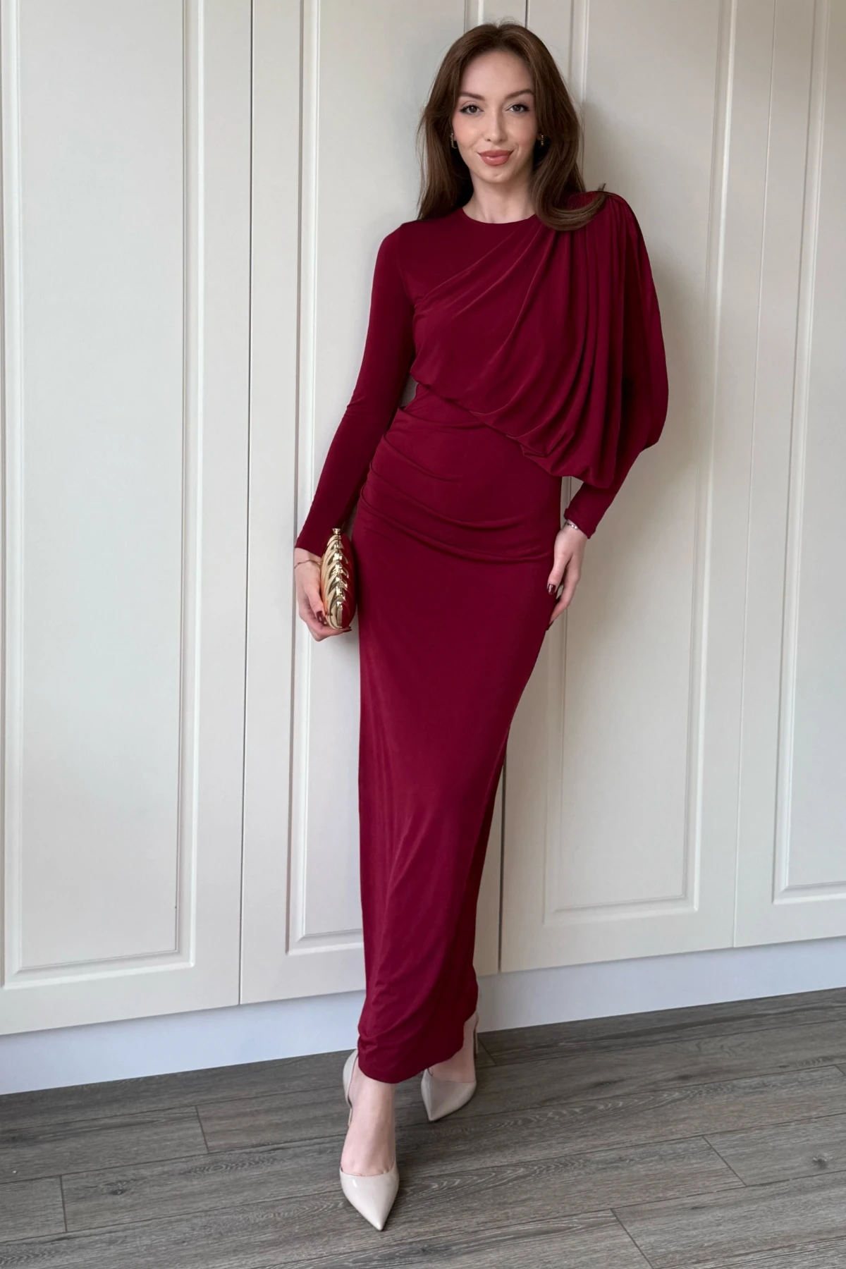 Uzun Kollu Boyunlu Zarif Dökümlü Bordo Elbise