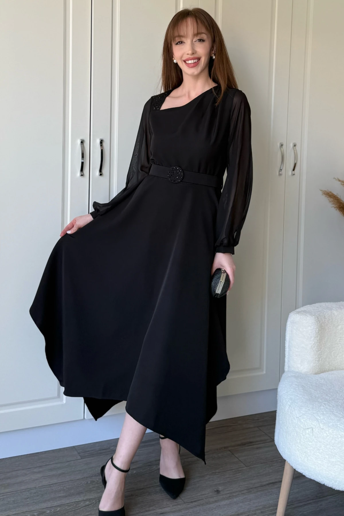 Kolları Tül Detaylı Kemerli Taşlı Siyah Elbise