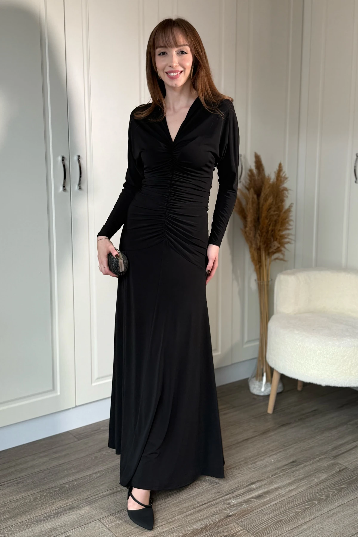 V Yaka Sırt Detaylı Uzun Zarif Elbise